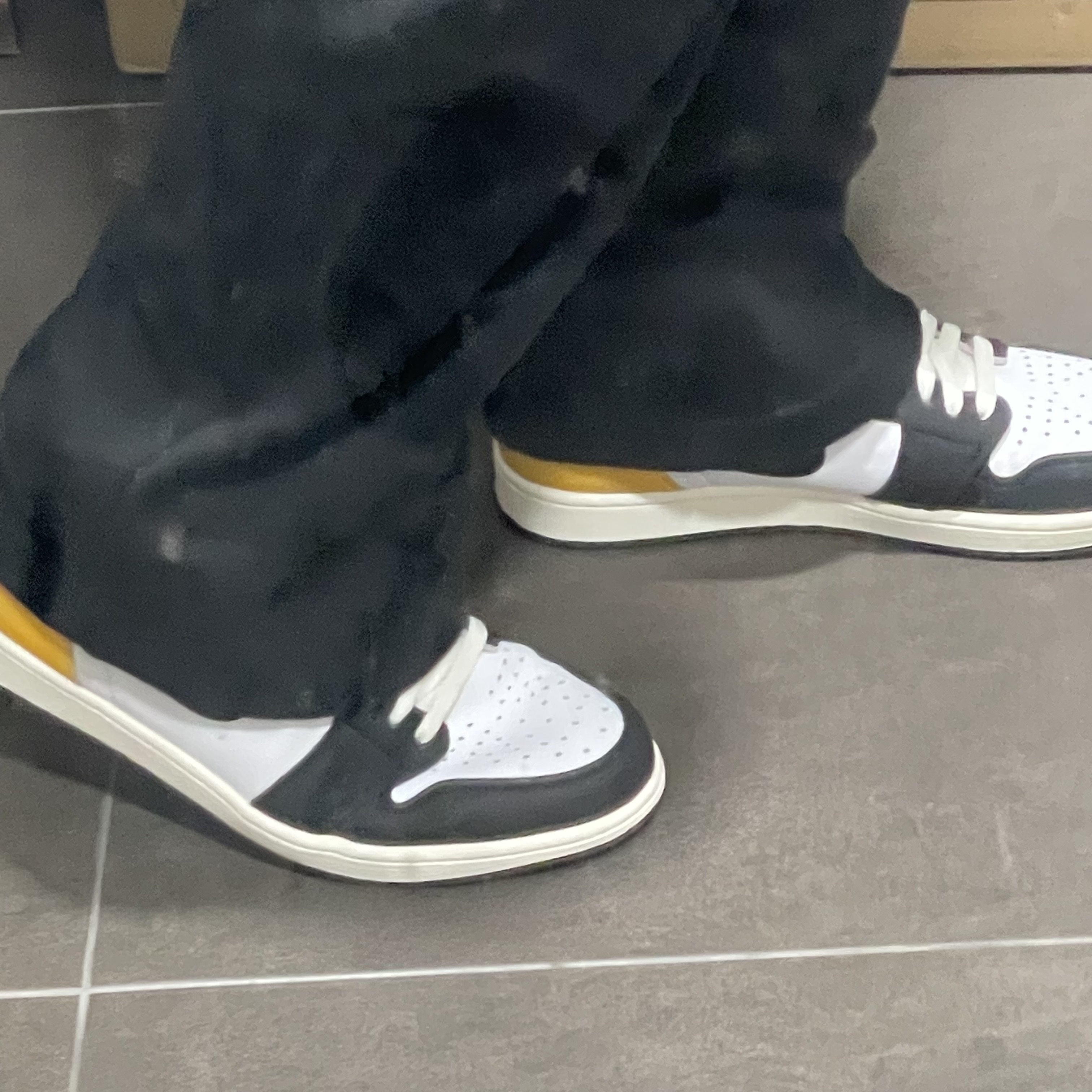 Jordan 1 Retro High OG Volt Gold 착용 스타일 - 4