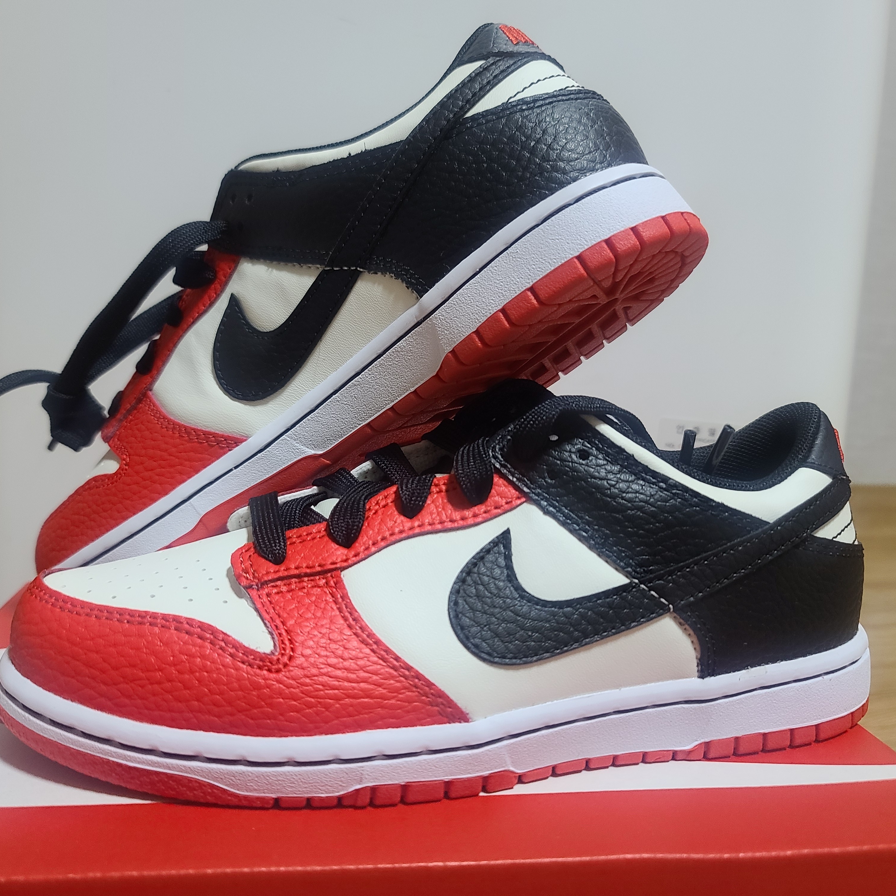 (PS) Nike x NBA Dunk Low Black and Chile Red 착용 스타일 - 1