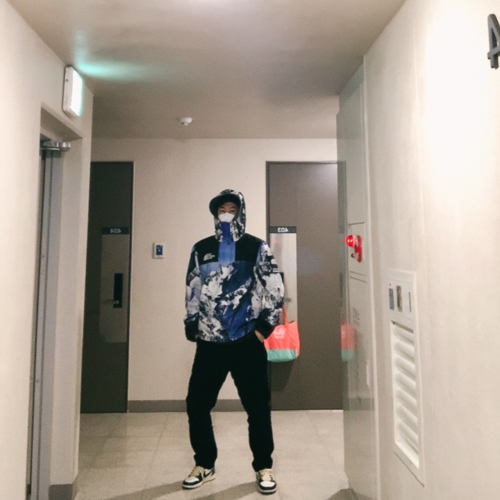 Supreme x The North Face Mountain Parka Blue White - 17FW, Jordan 1 x Travis Scott x Fragment Retro Low OG SP Military Blue 착용 스타일 - 1