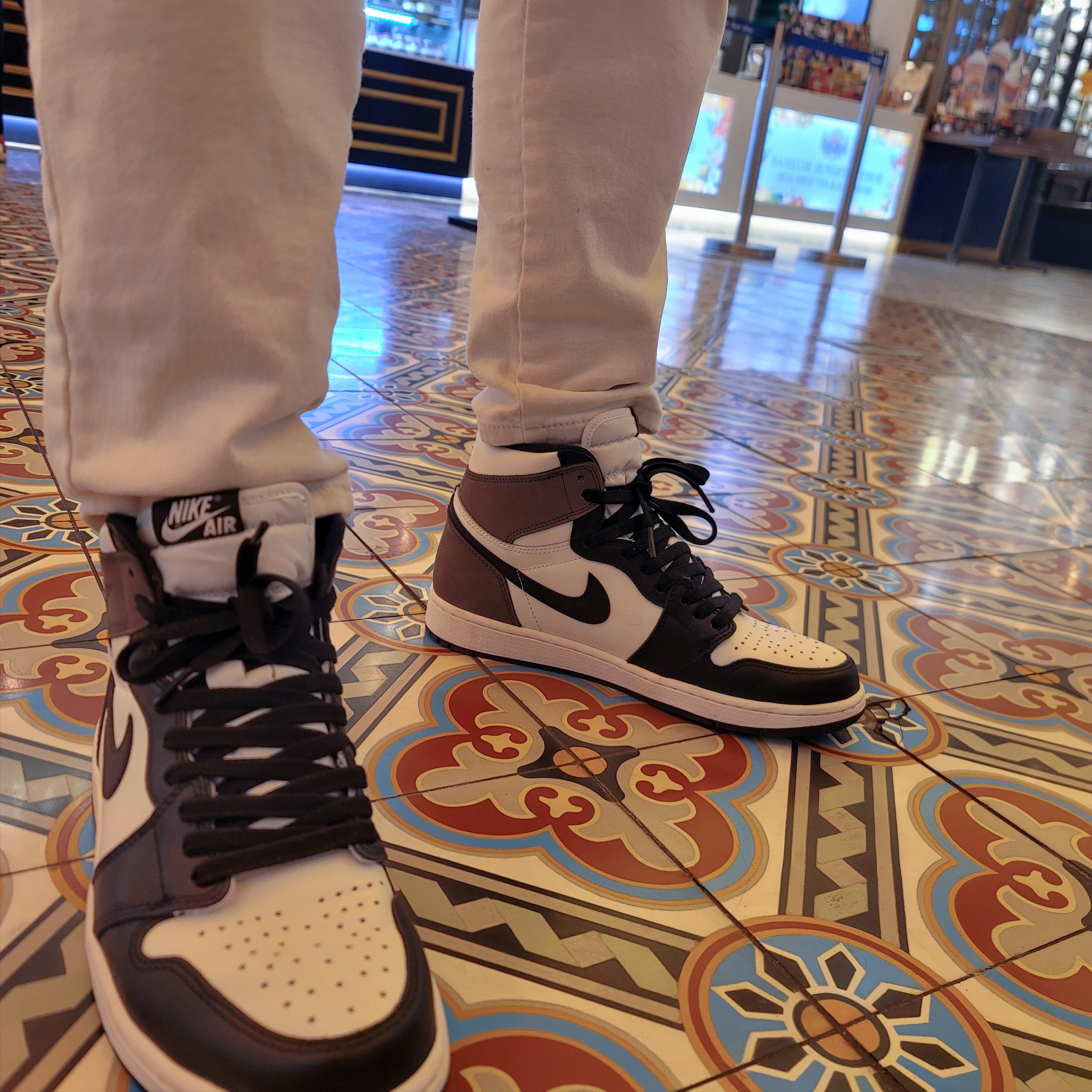 Jordan 1 Retro High OG Black Mocha, Nike NRG Solo Swoosh Fleece Hoodie Dark Grey Heather - US/EU 착용 스타일 - 3