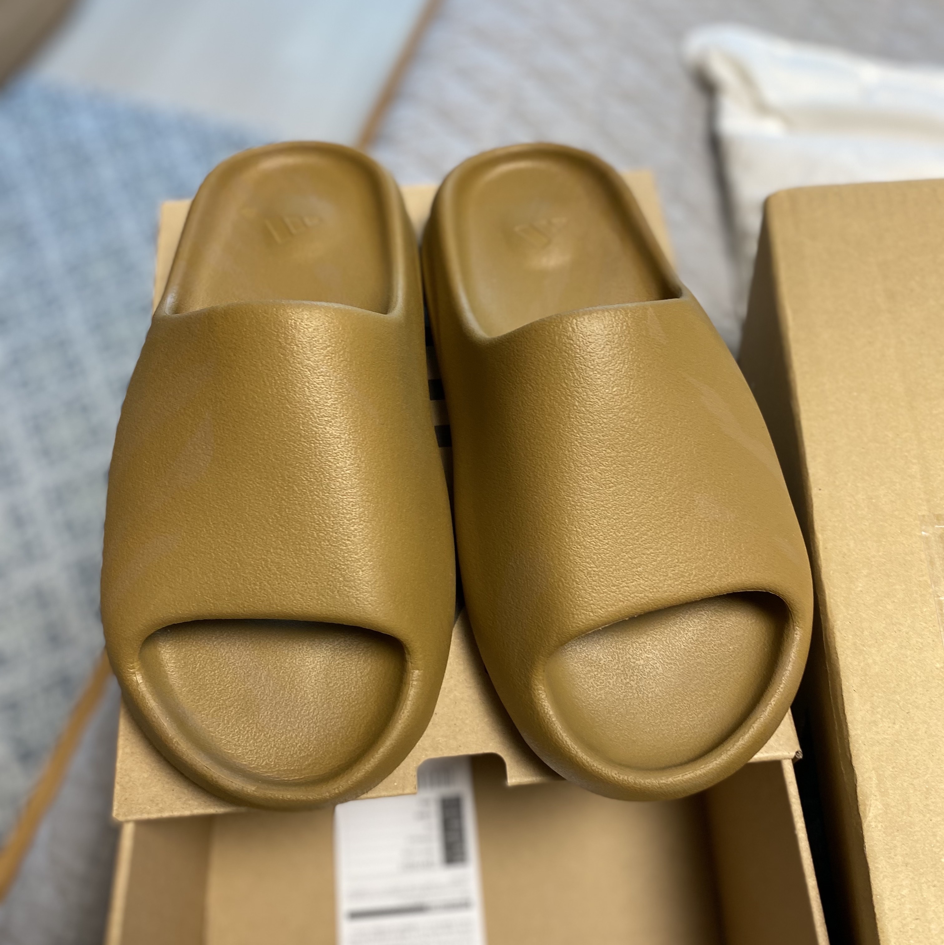 Adidas Yeezy Slide Ochre 착용 스타일 - 1