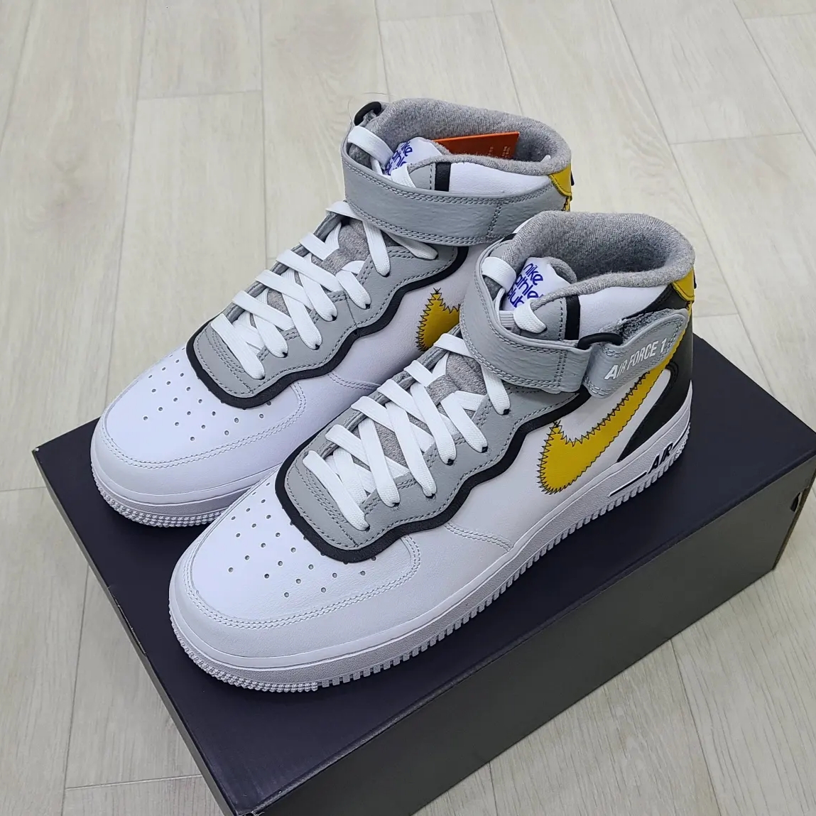Nike Air Force 1 Mid '07 LV8 Athletic Club White Dark Sulfur 착용 스타일 - 2