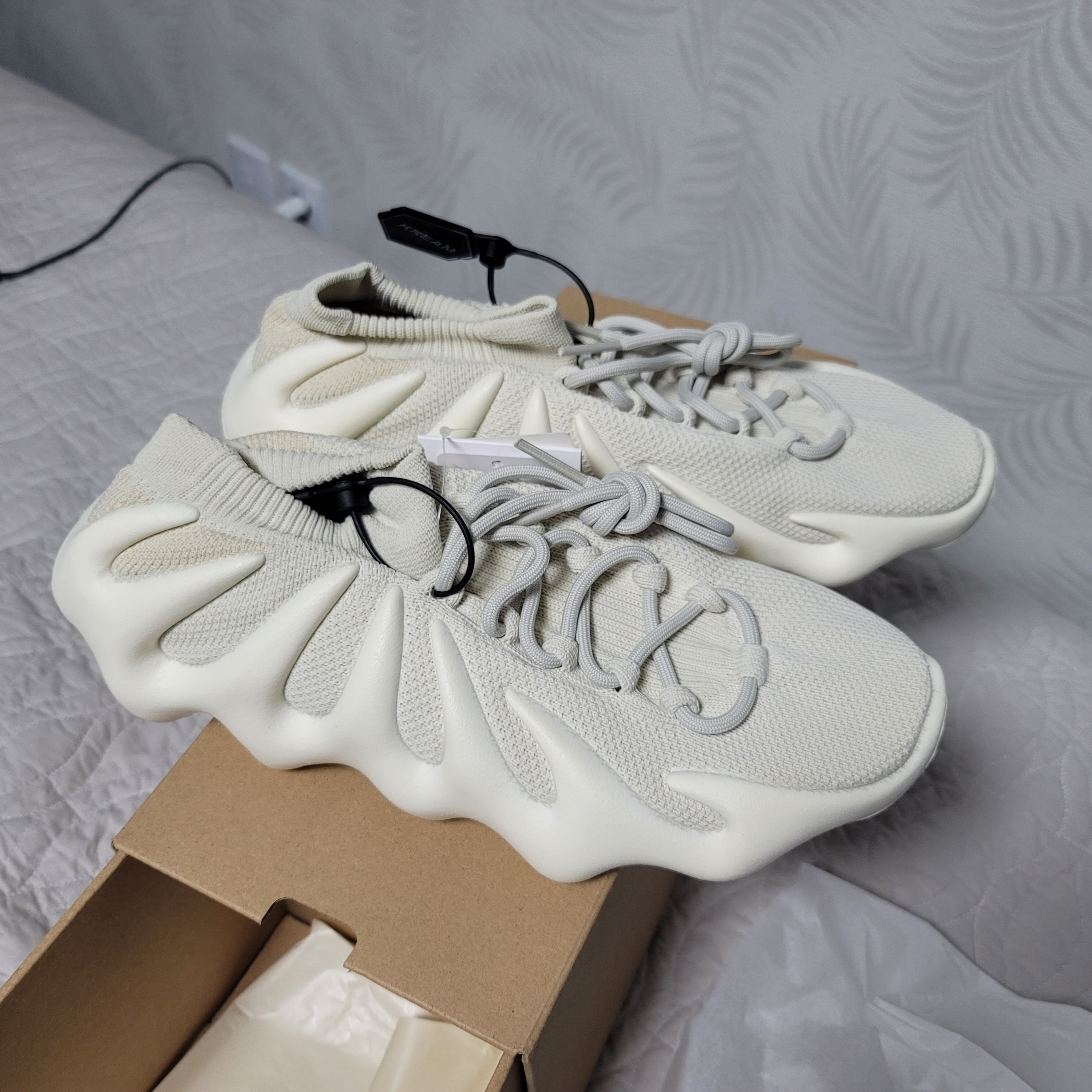 Adidas Yeezy 450 Cloud White 착용 스타일 - 1