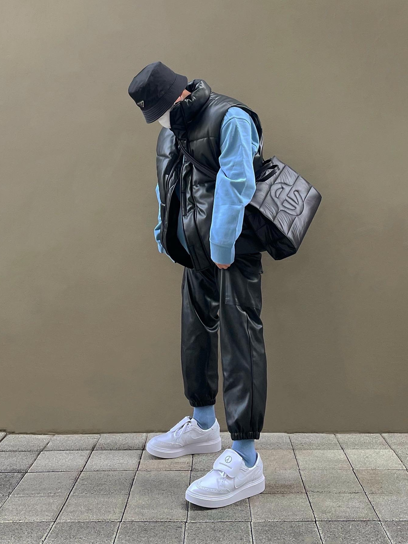 Nike x Peaceminusone Kwondo1 White, Prada Re-Nylon Bucket Hat Black 착용 스타일 - 3