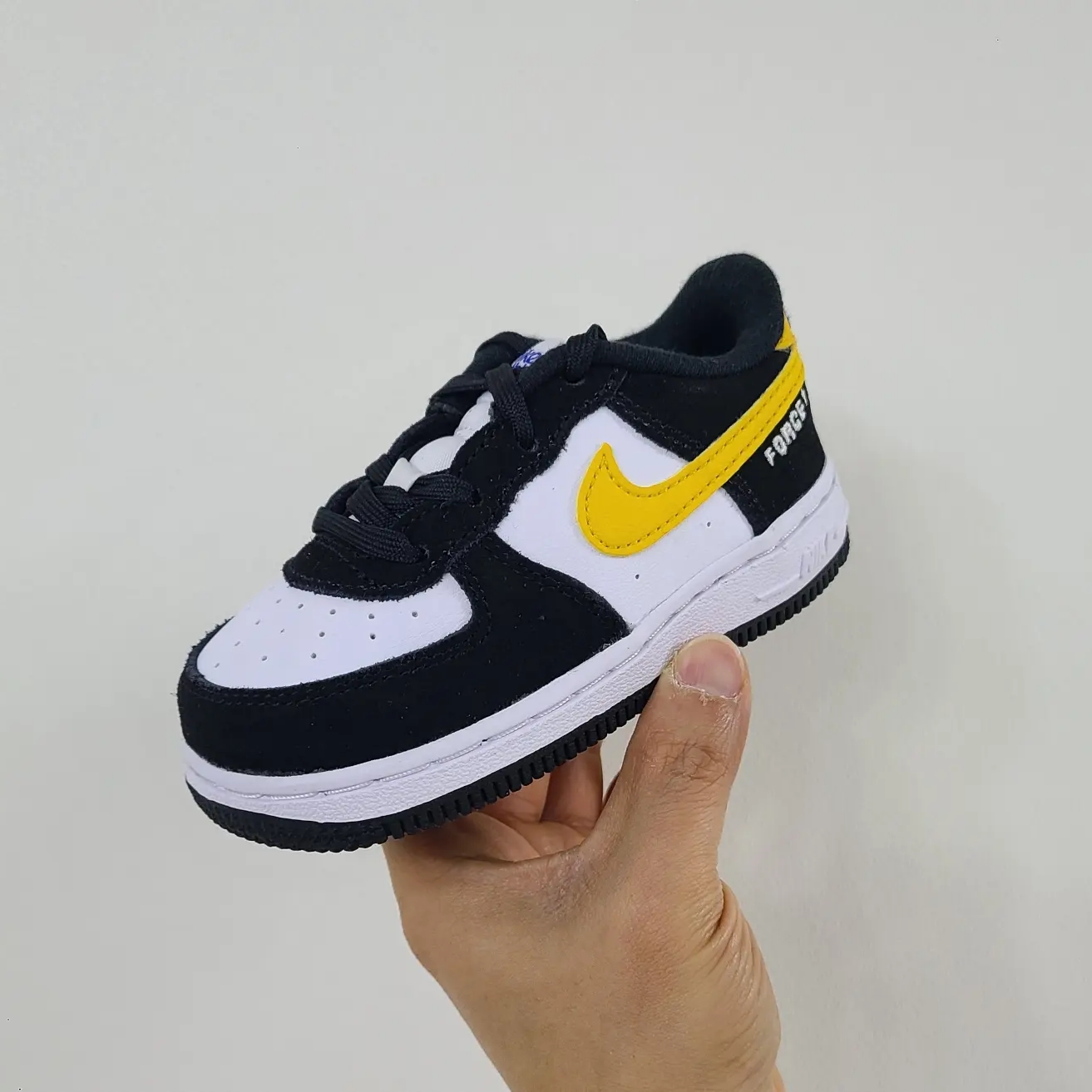 (TD) Nike Force 1 LV8 Athletic Club Black Dark Sulfur 착용 스타일 - 1