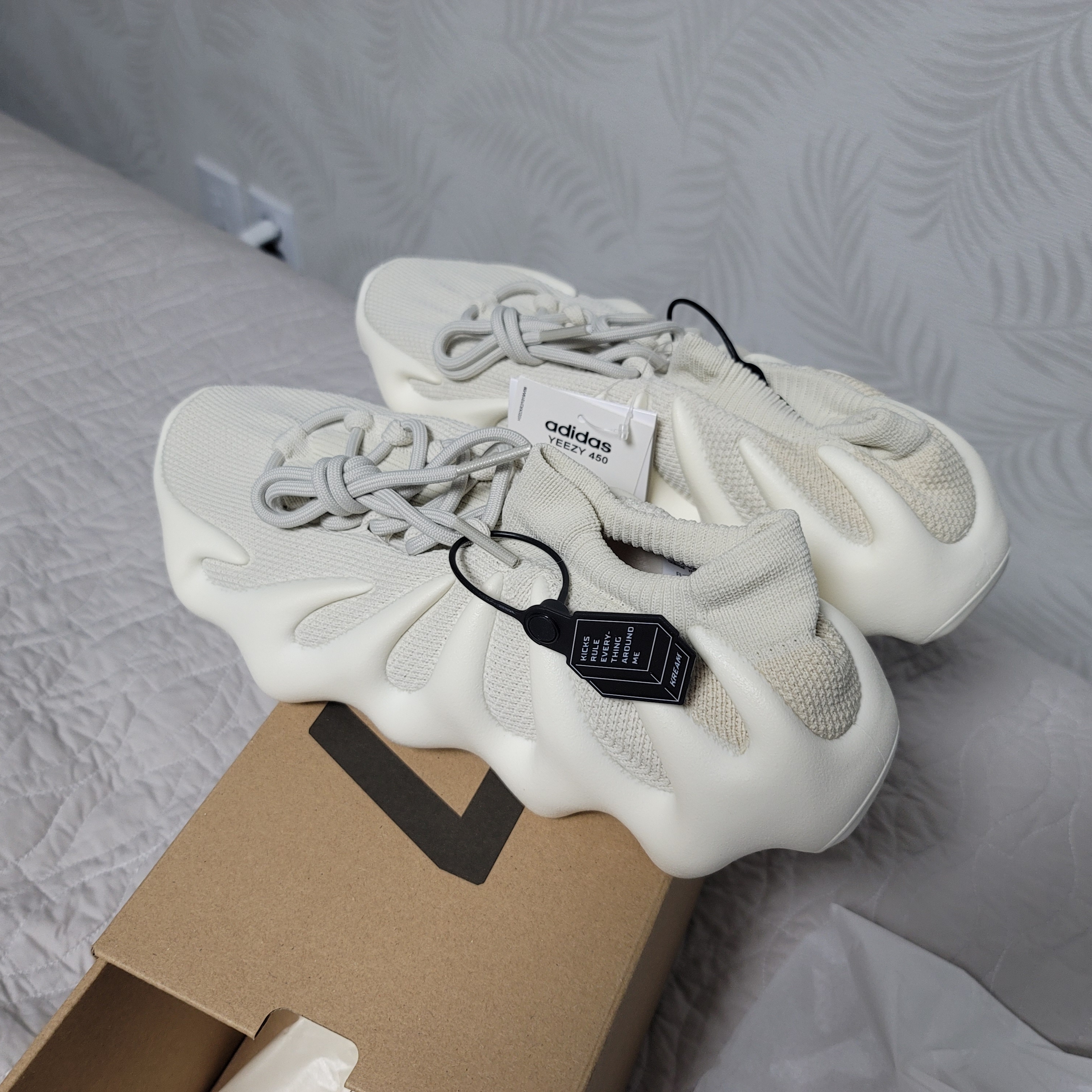 Adidas Yeezy 450 Cloud White 착용 스타일 - 2