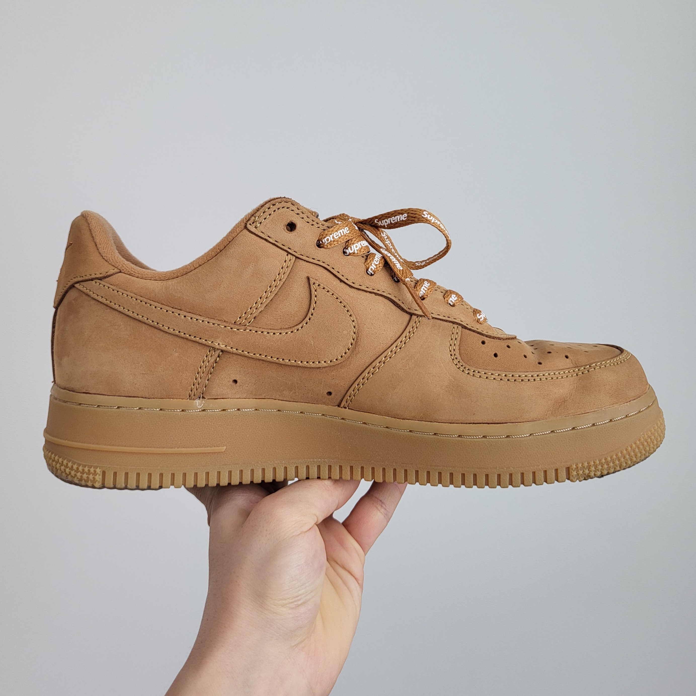 Nike x Supreme Air Force 1 Low Flax 착용 스타일 - 3