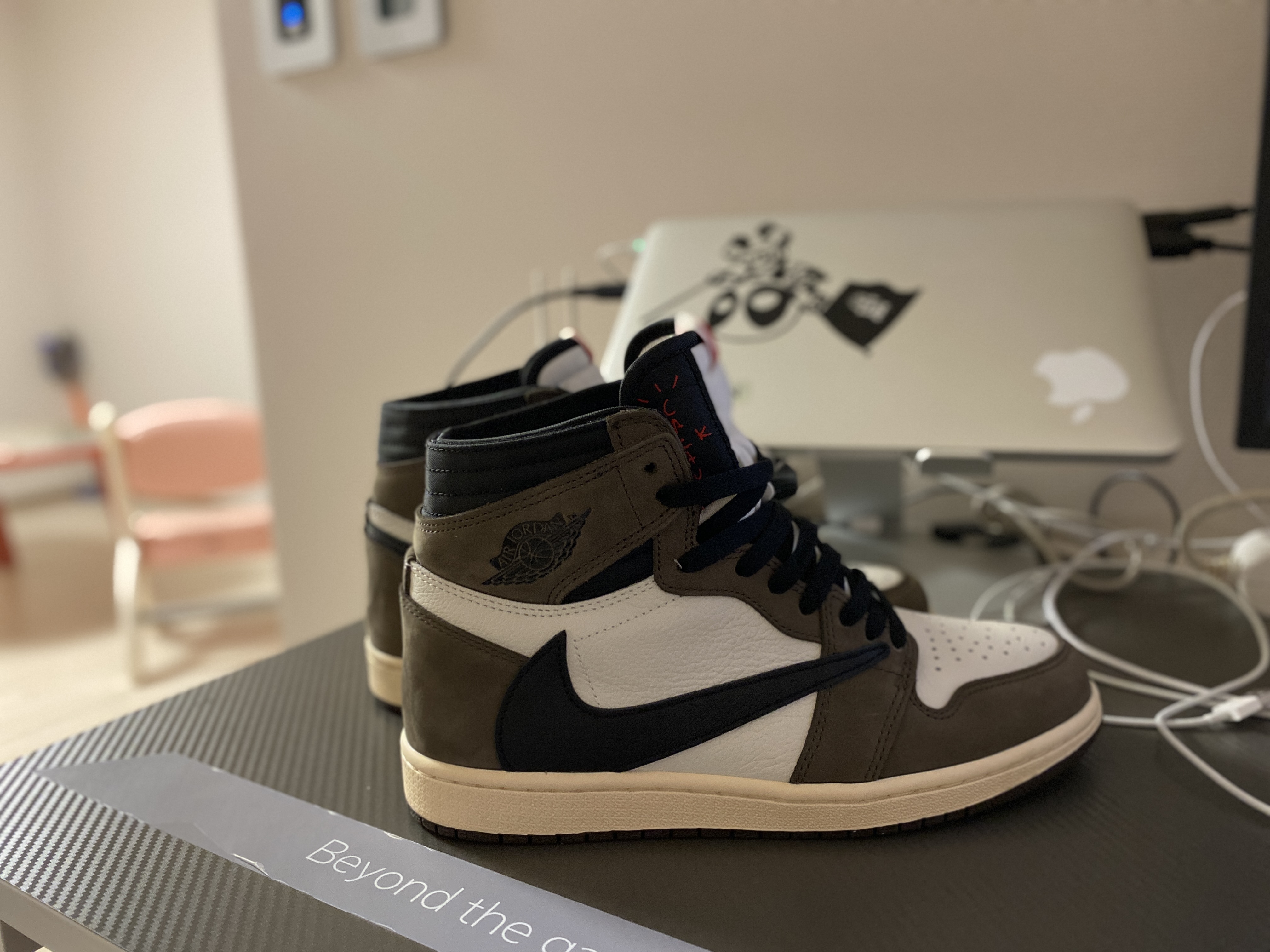 Jordan 1 x Travis Scott Retro High OG SP Mocha 착용 스타일 - 1