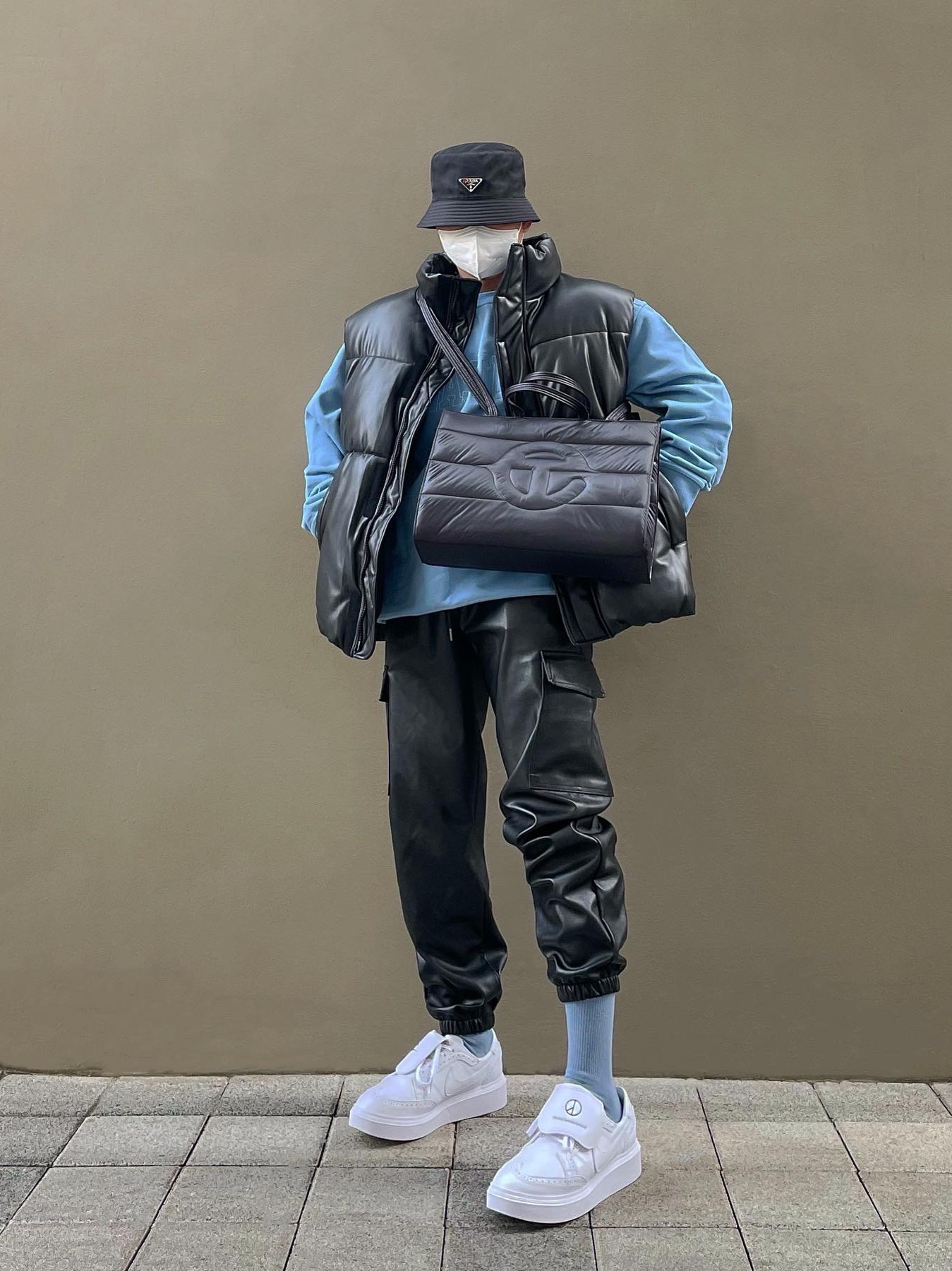 Nike x Peaceminusone Kwondo1 White, Prada Re-Nylon Bucket Hat Black 착용 스타일 - 2