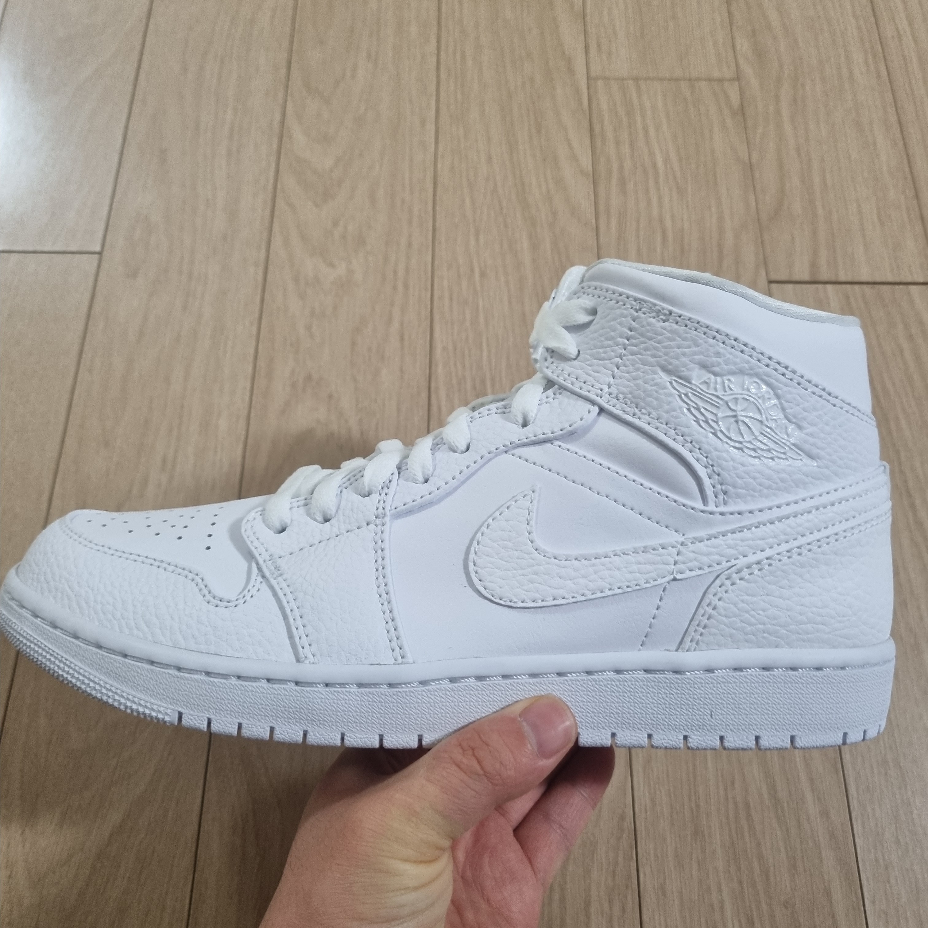 Jordan 1 Mid Triple White 착용 스타일 - 2