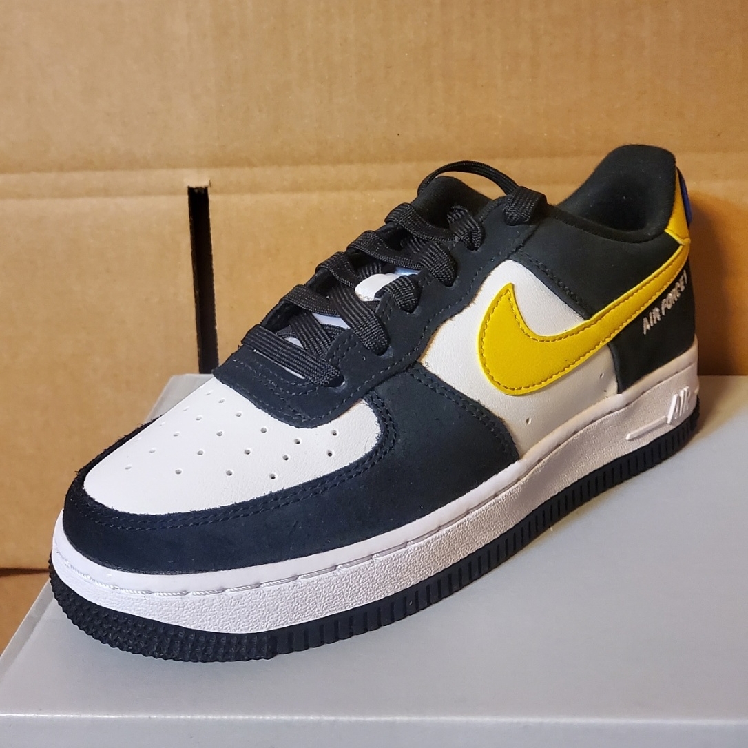 (GS) Nike Air Force 1 LV8 Athletic Club Black Dark Sulfur 착용 스타일