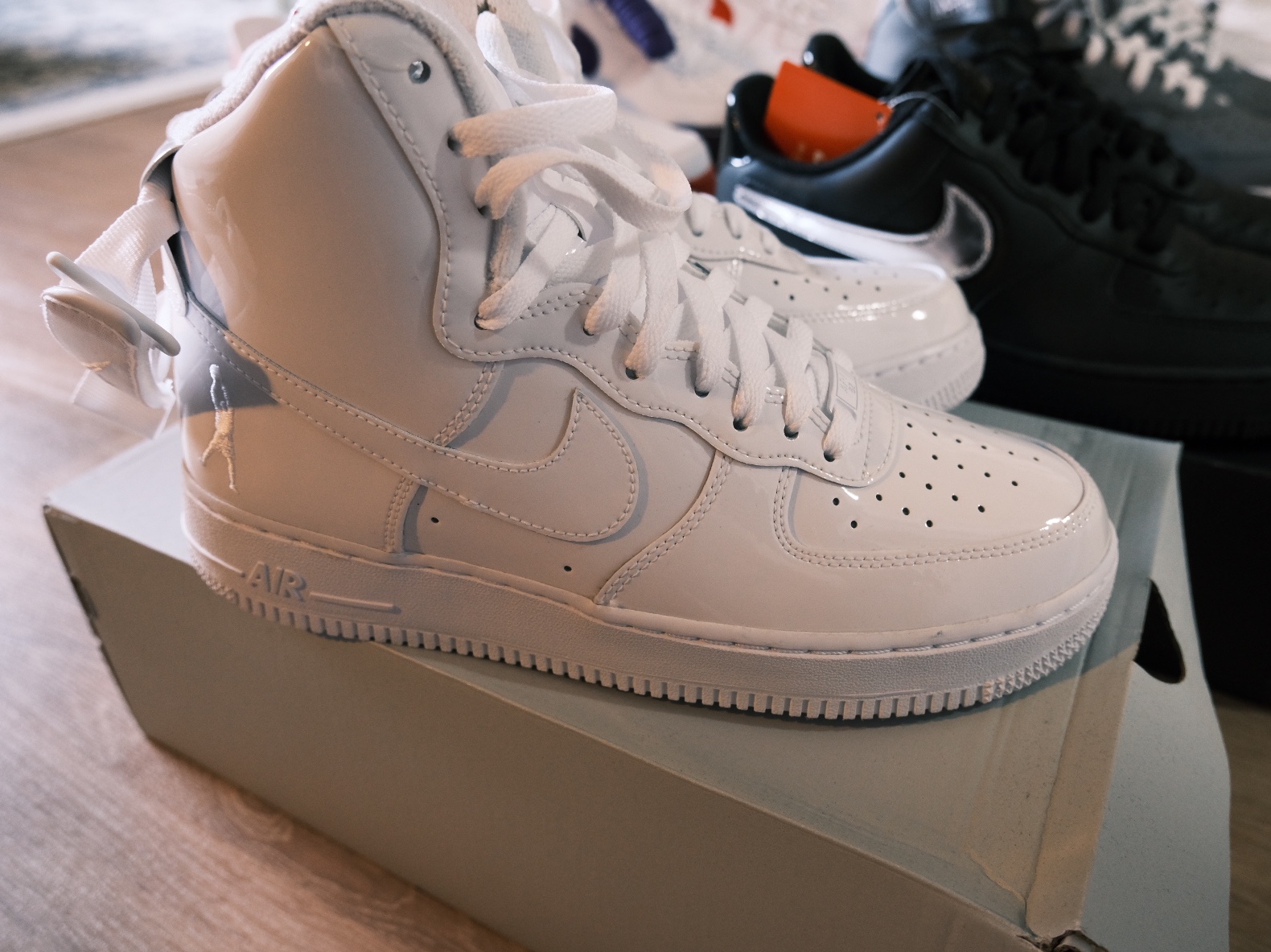 Nike Air Force 1 High Sheed Triple White, Nike Air Force 1 Low Black Metallic Gold Removable Swoosh Pack 착용 스타일 - 1