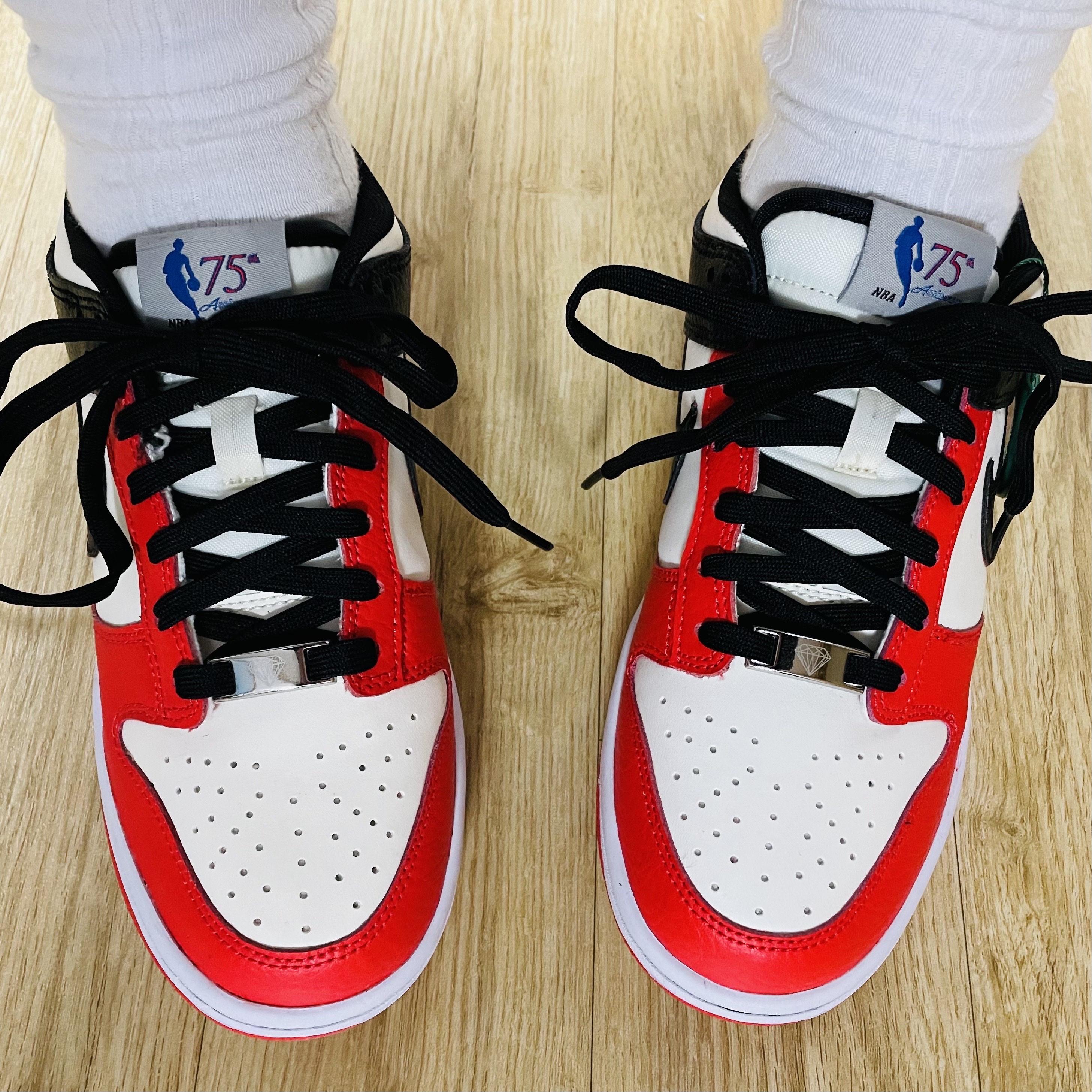 (GS) Nike x NBA Dunk Low Black and Chile Red 착용 스타일 - 2