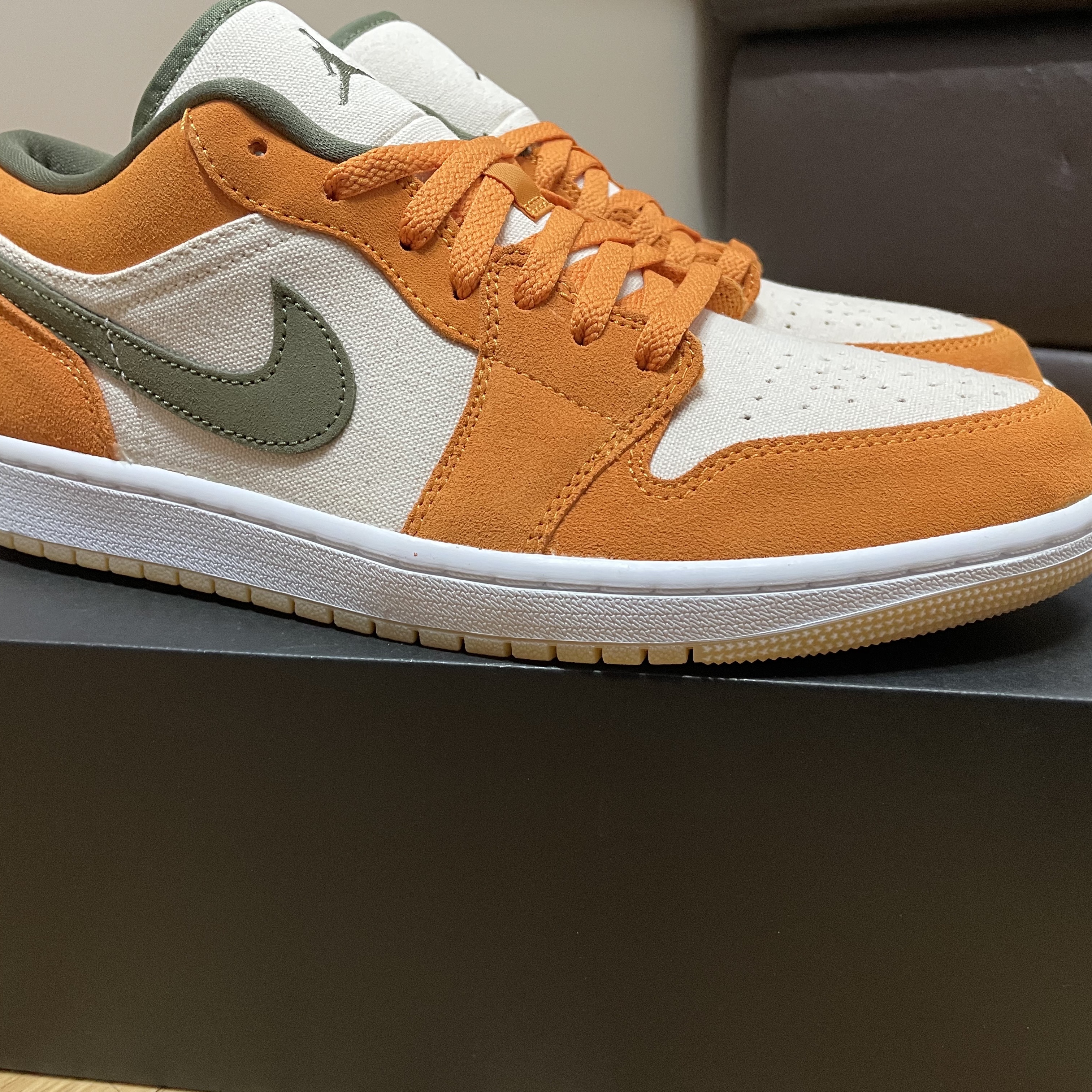 Jordan 1 Low SE Light Curry 착용 스타일 - 2