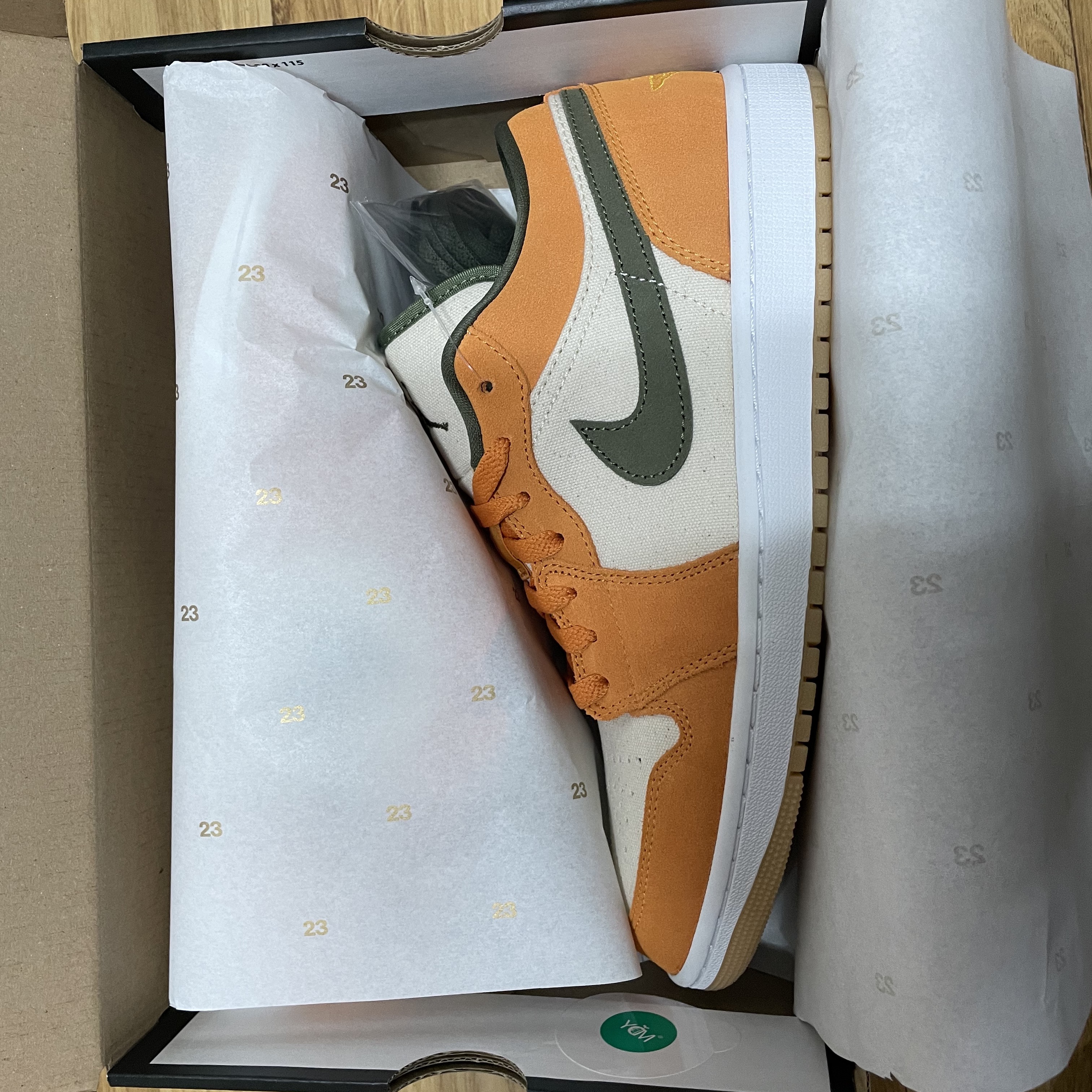 Jordan 1 Low SE Light Curry 착용 스타일 - 1
