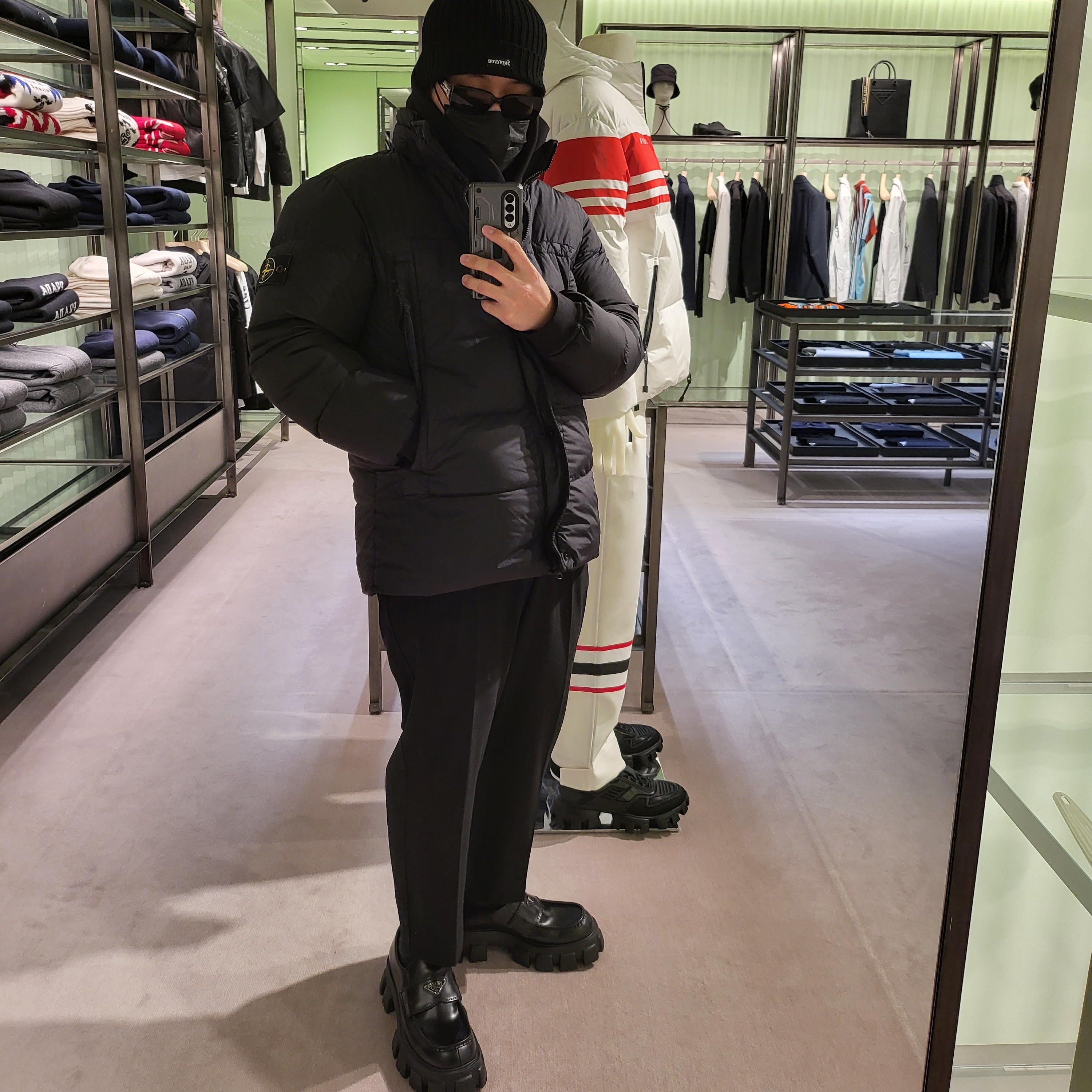 Supreme Overdyed Beanie Black 착용 스타일 - 2