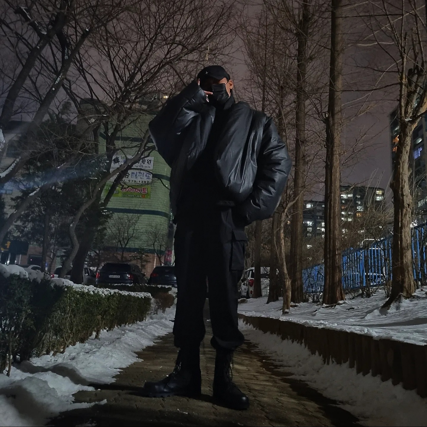 Yeezy Gap Round Jacket Black 착용 스타일 - 2