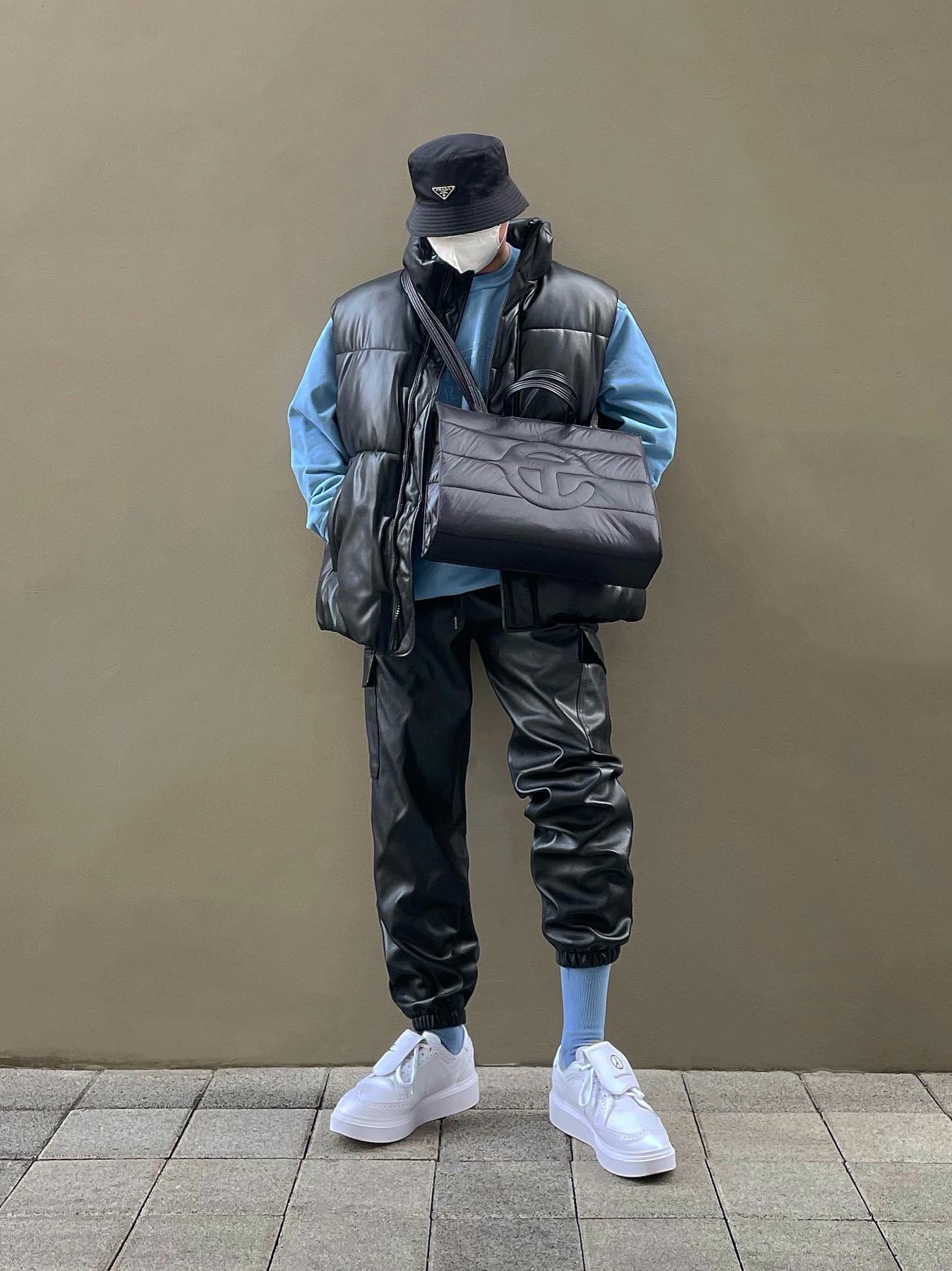 Nike x Peaceminusone Kwondo1 White, Prada Re-Nylon Bucket Hat Black 착용 스타일 - 1