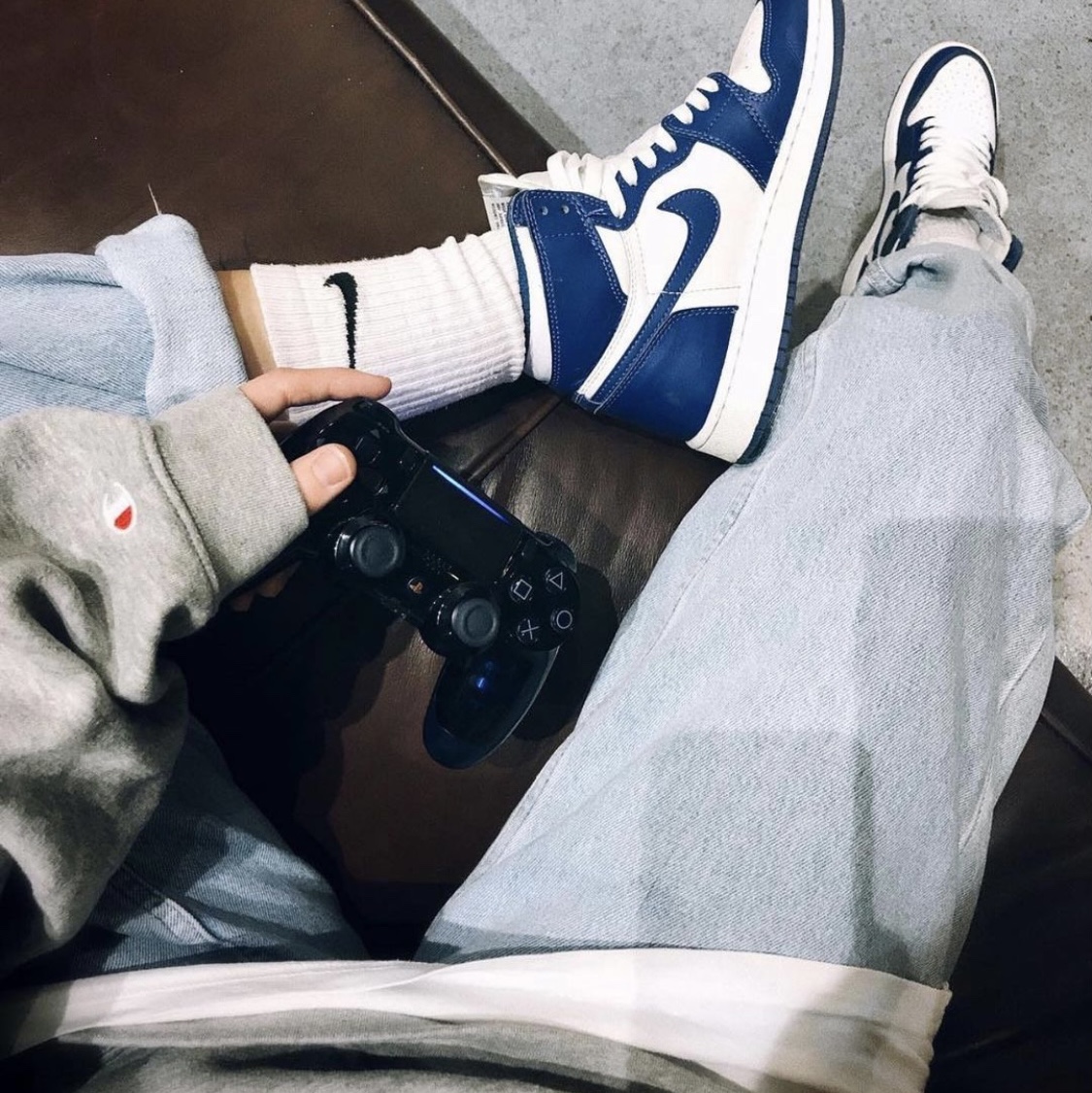 (W) Jordan 1 Mid White Hyper Royal, Playstation 5 Digital Edition (SIEK 220V) 착용 스타일