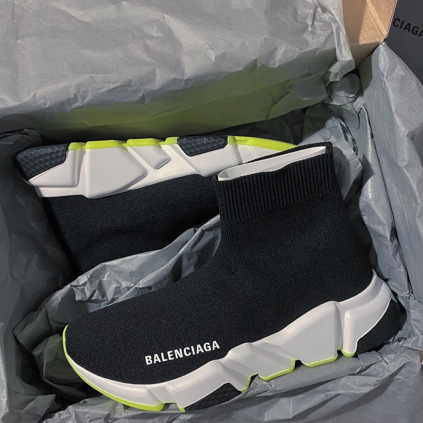 (W) Balenciaga Speed Trainer Black White Neon 2019 착용 스타일