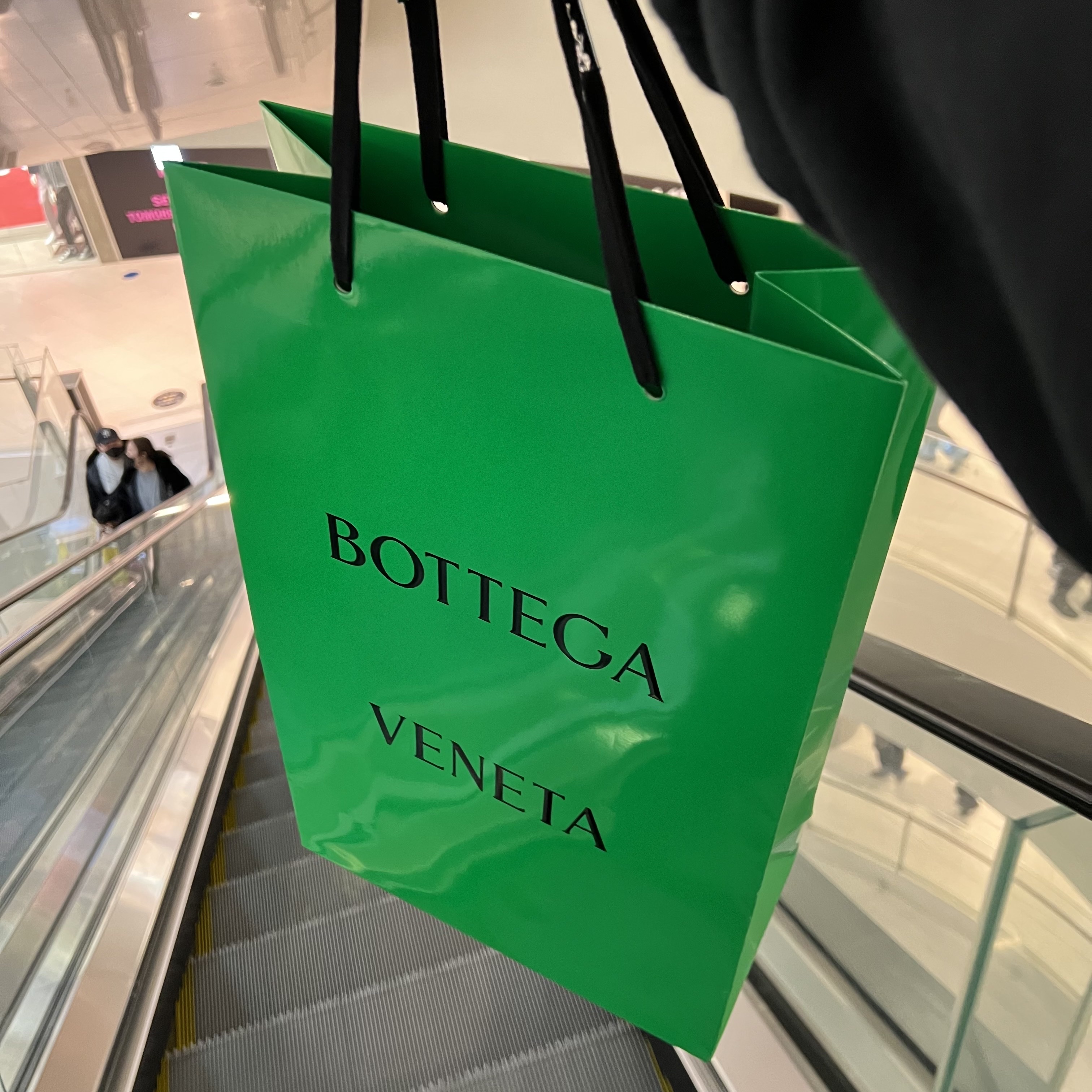 Bottega Veneta Leather Cassette Black 착용 스타일 - 1