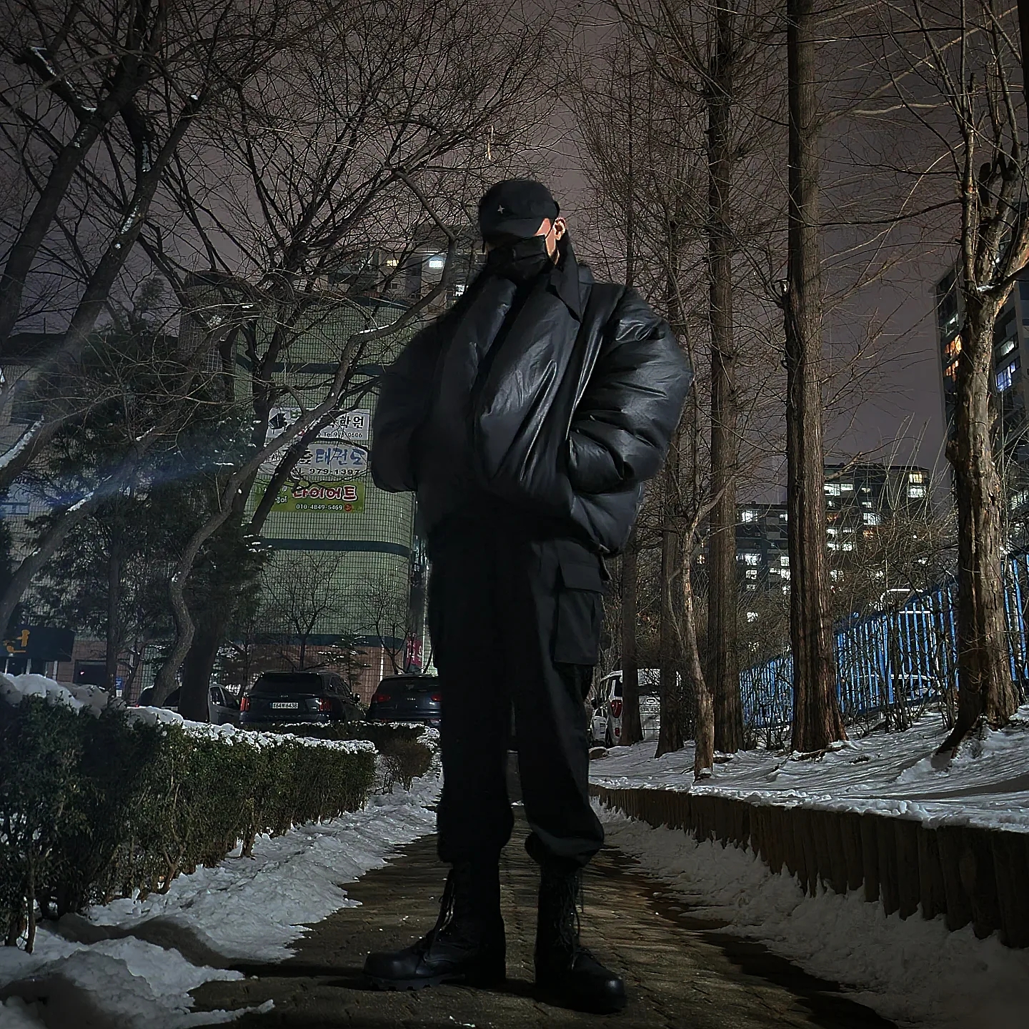 Yeezy Gap Round Jacket Black 착용 스타일 - 1