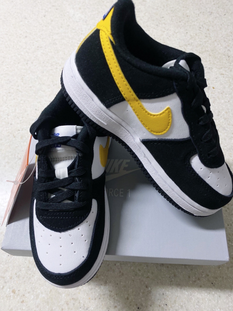 (TD) Nike Force 1 LV8 Athletic Club Black Dark Sulfur 착용 스타일 - 1