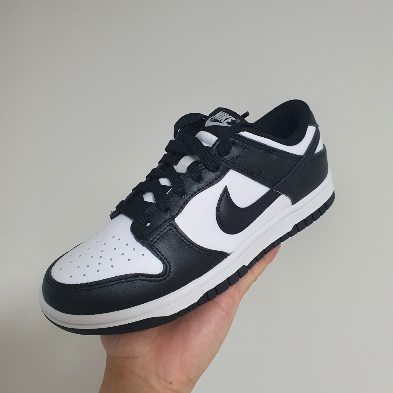 (W) Nike Dunk Low Black, The North Face 1996 Eco Nuptse Jacket Black 착용 스타일 - 2