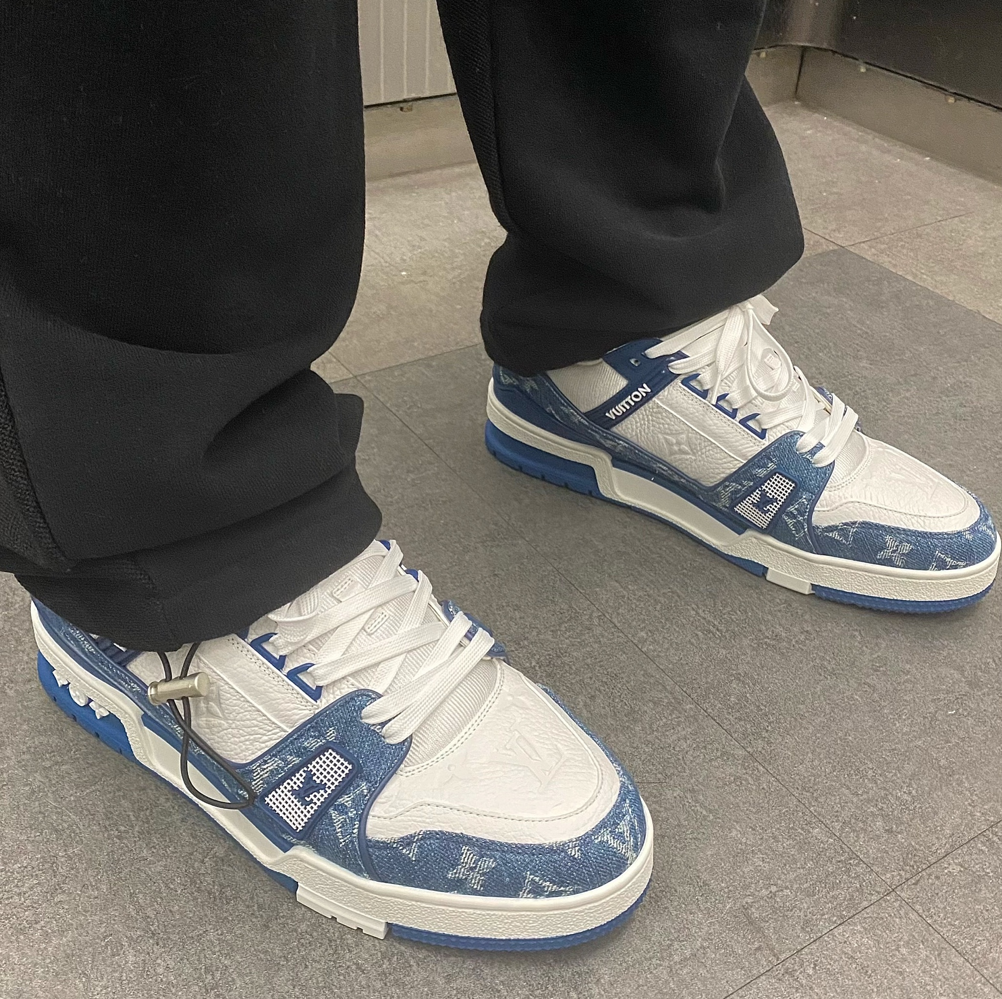 Louis Vuitton LV Trainer Sneakers Monogram Denim Blue 착용 스타일