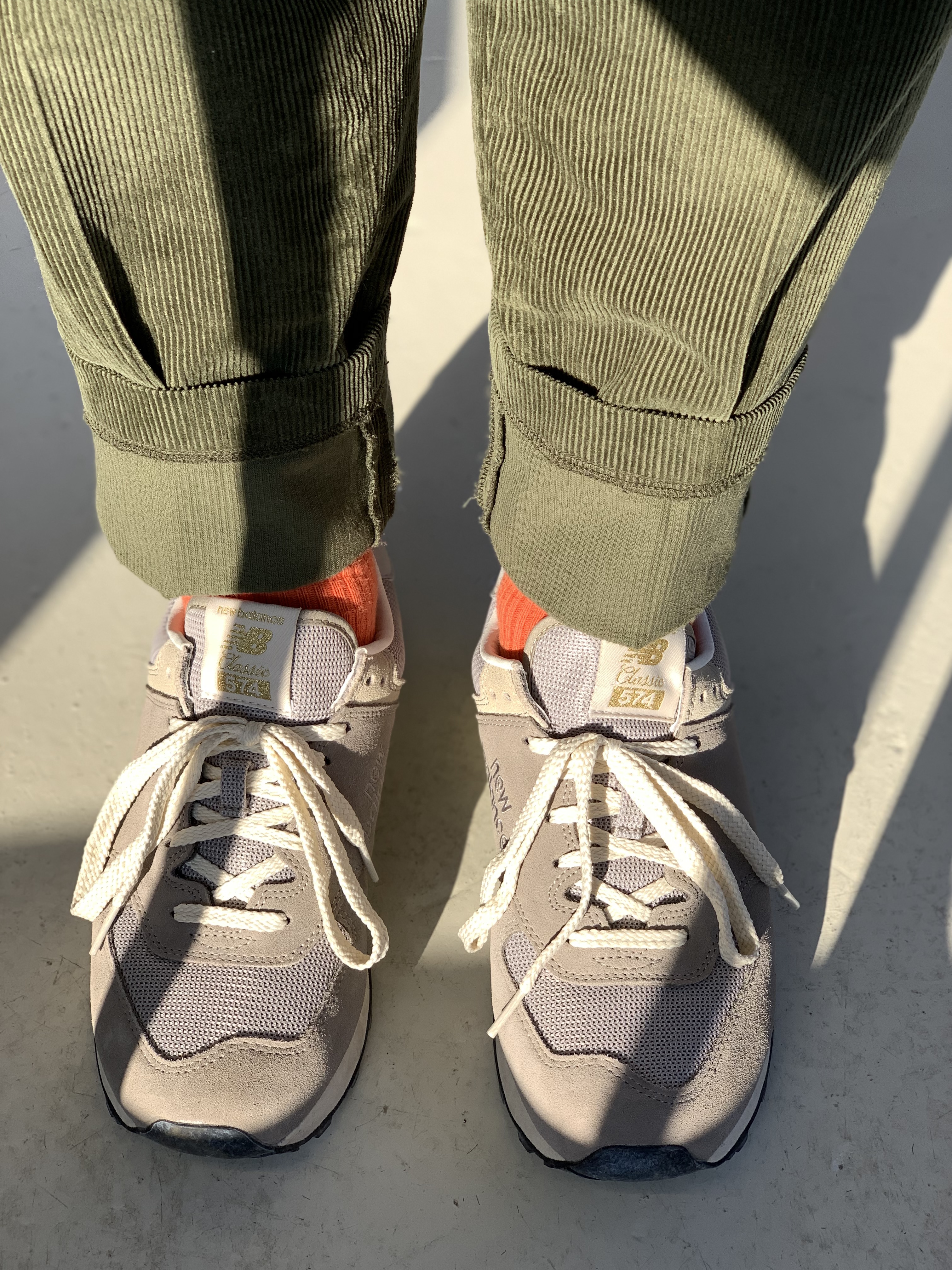 New Balance 574 Grey Day 착용 스타일 - 3