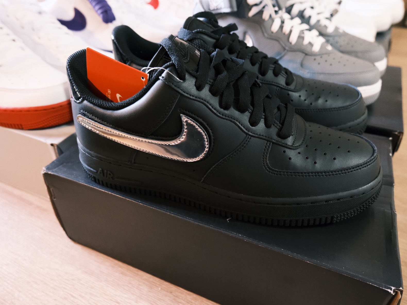 Nike Air Force 1 High Sheed Triple White, Nike Air Force 1 Low Black Metallic Gold Removable Swoosh Pack 착용 스타일 - 2