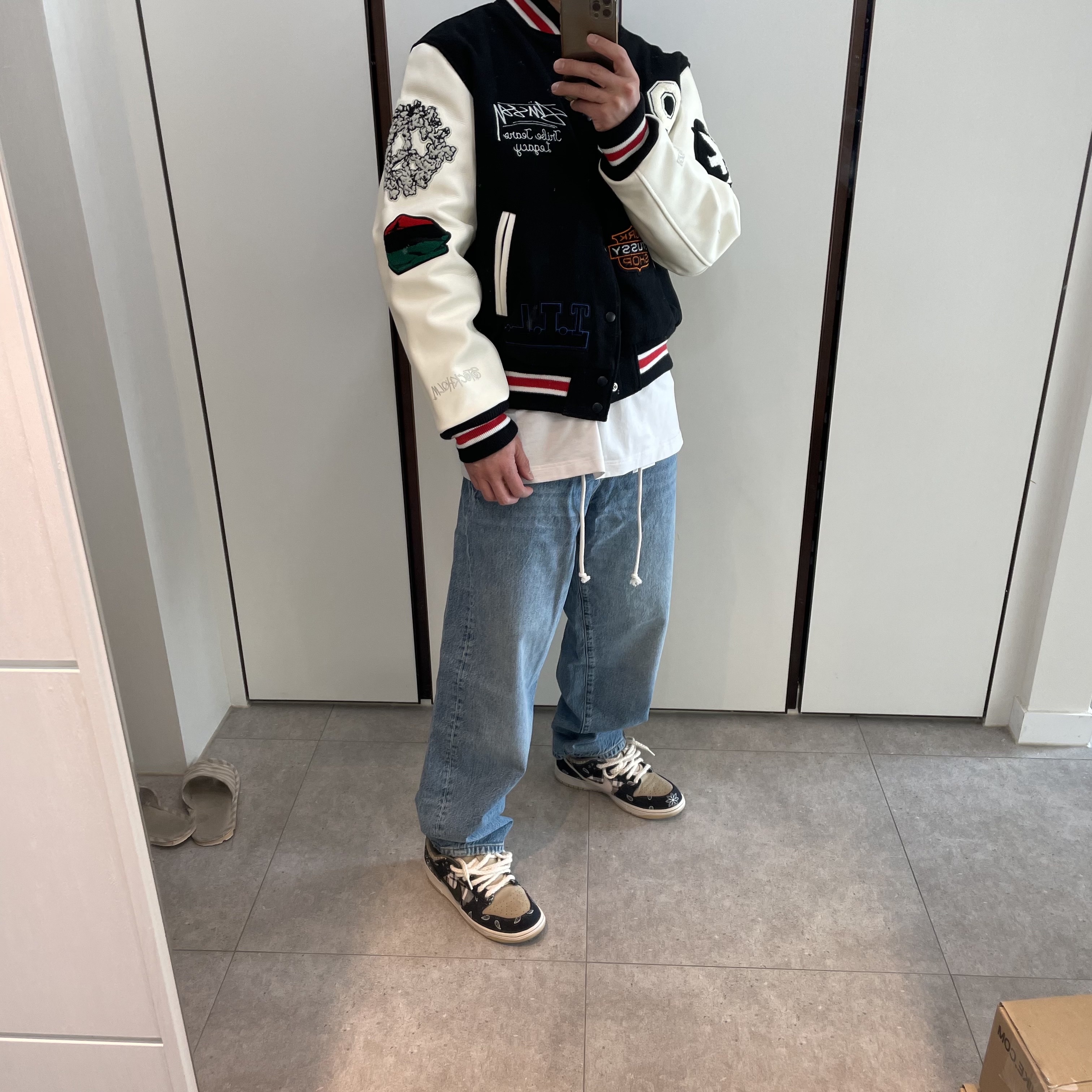 Stussy x Our Legacy x Denim Tears TTL Varsity Jacket Black, Nike x Travis Scott SB Dunk Low 착용 스타일 - 1
