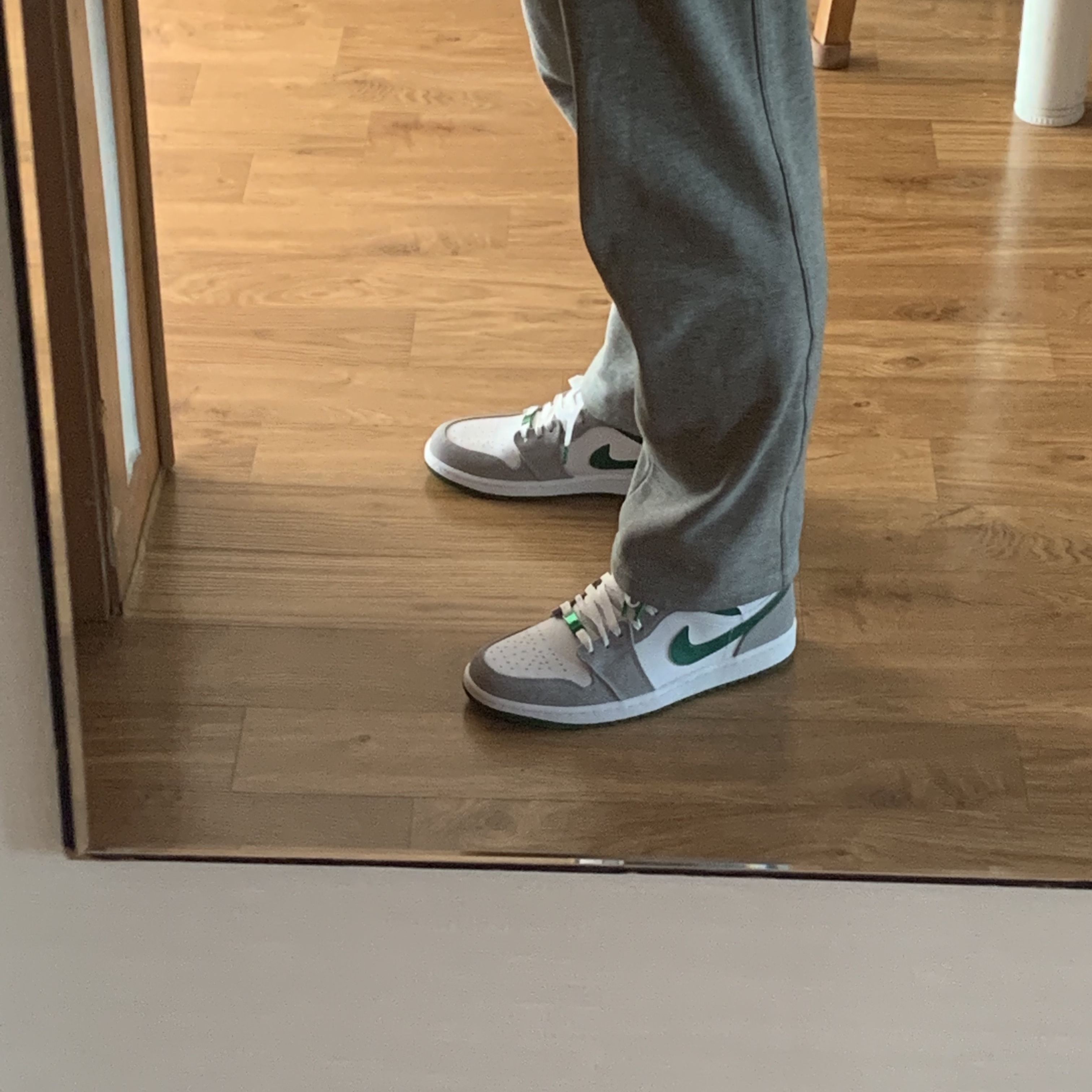 Jordan 1 Mid SE Pine Green Light Smoke Grey 착용 스타일