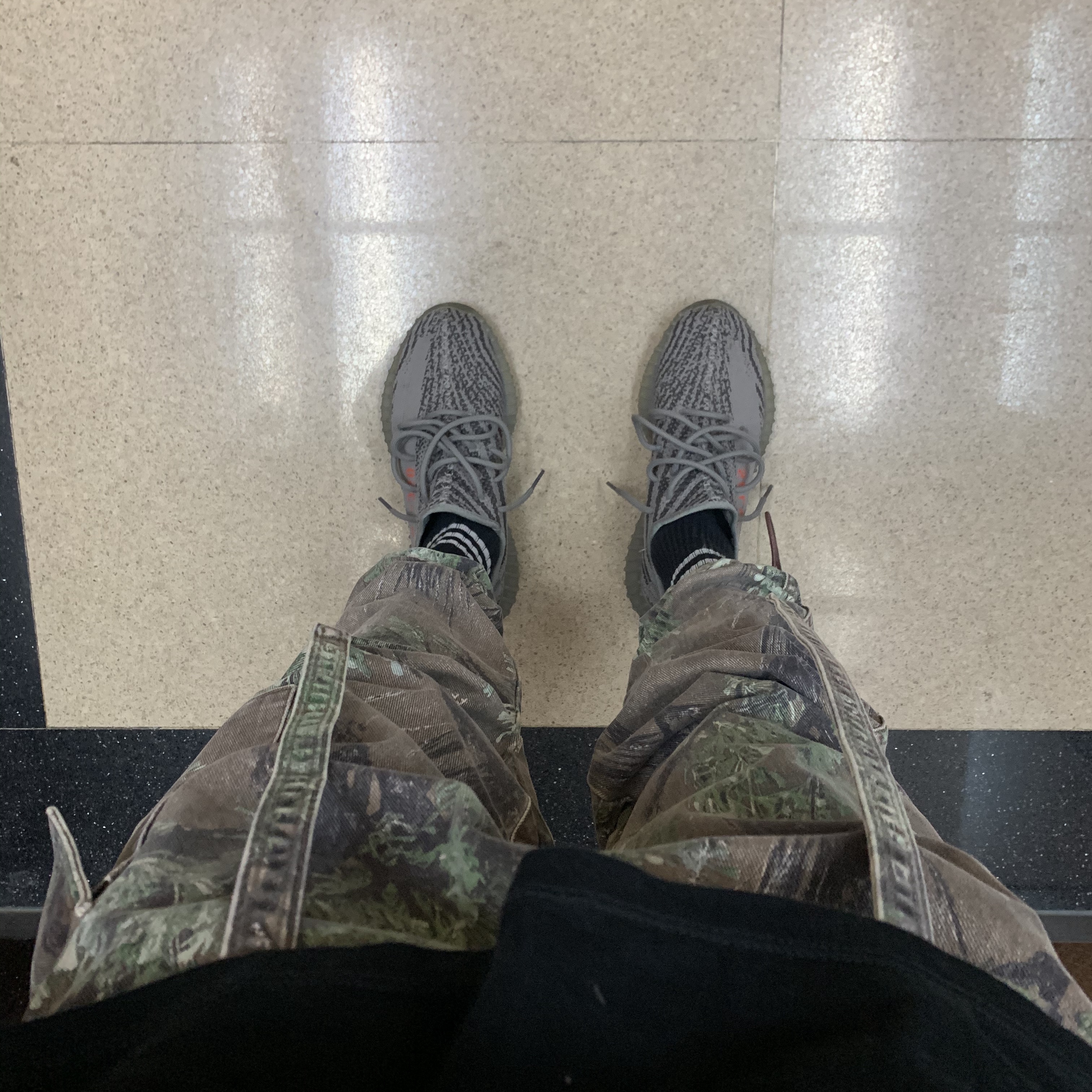 Adidas Yeezy Boost 350 V2 Beluga 2.0 착용 스타일 - 2