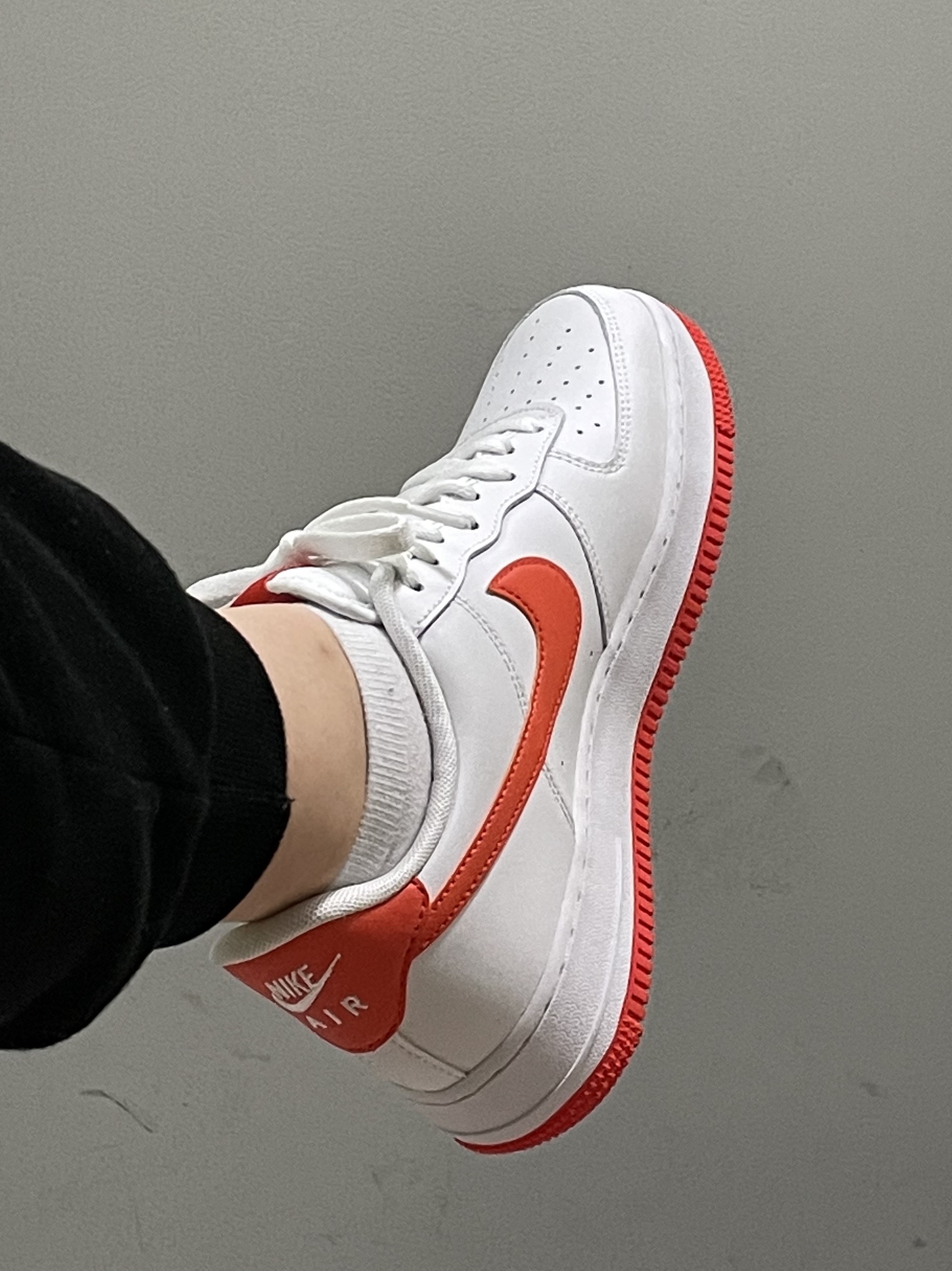 Nike Air Force 1 '07 Low White Team Orange 착용 스타일