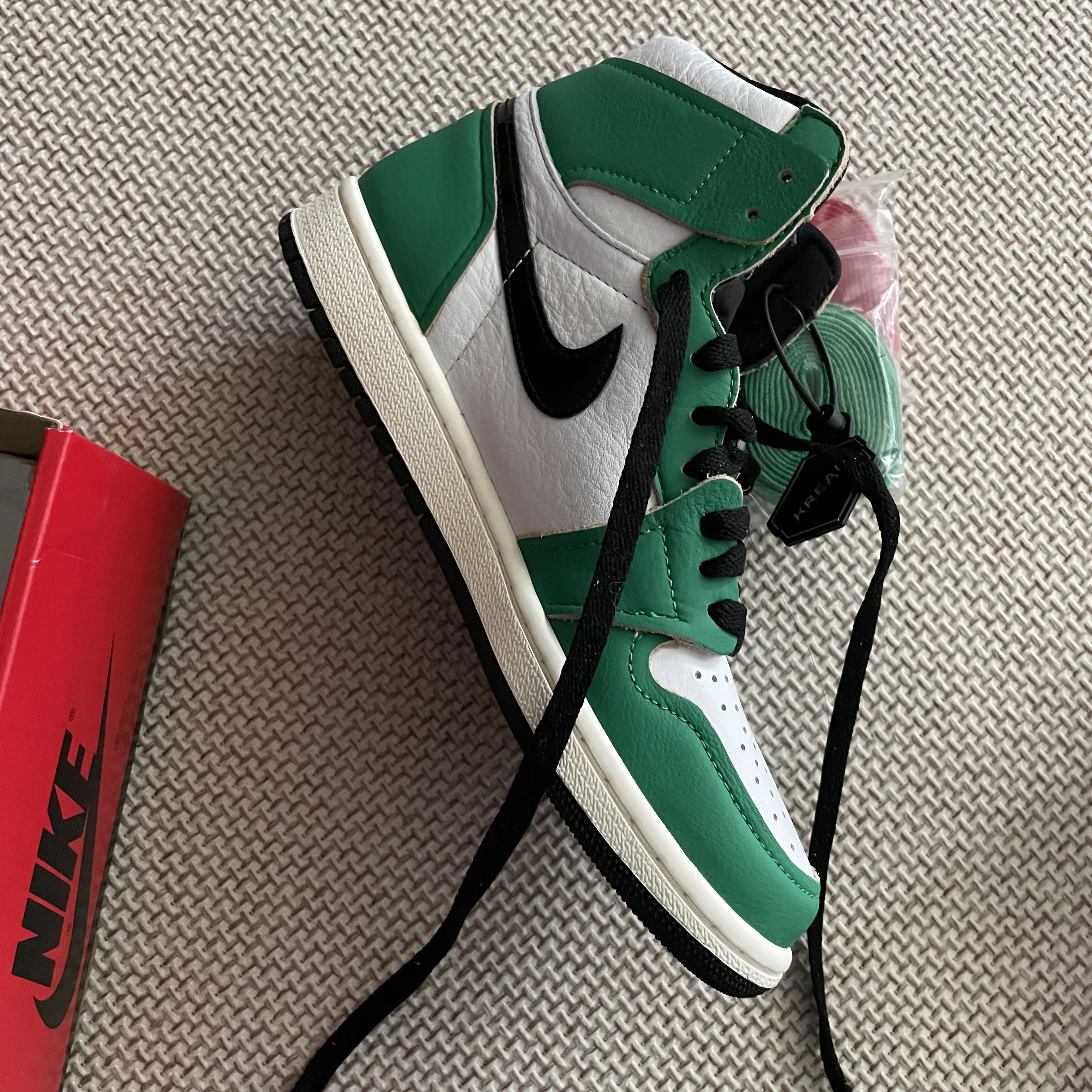 (W) Jordan 1 Retro High OG Lucky Green 착용 스타일 - 2