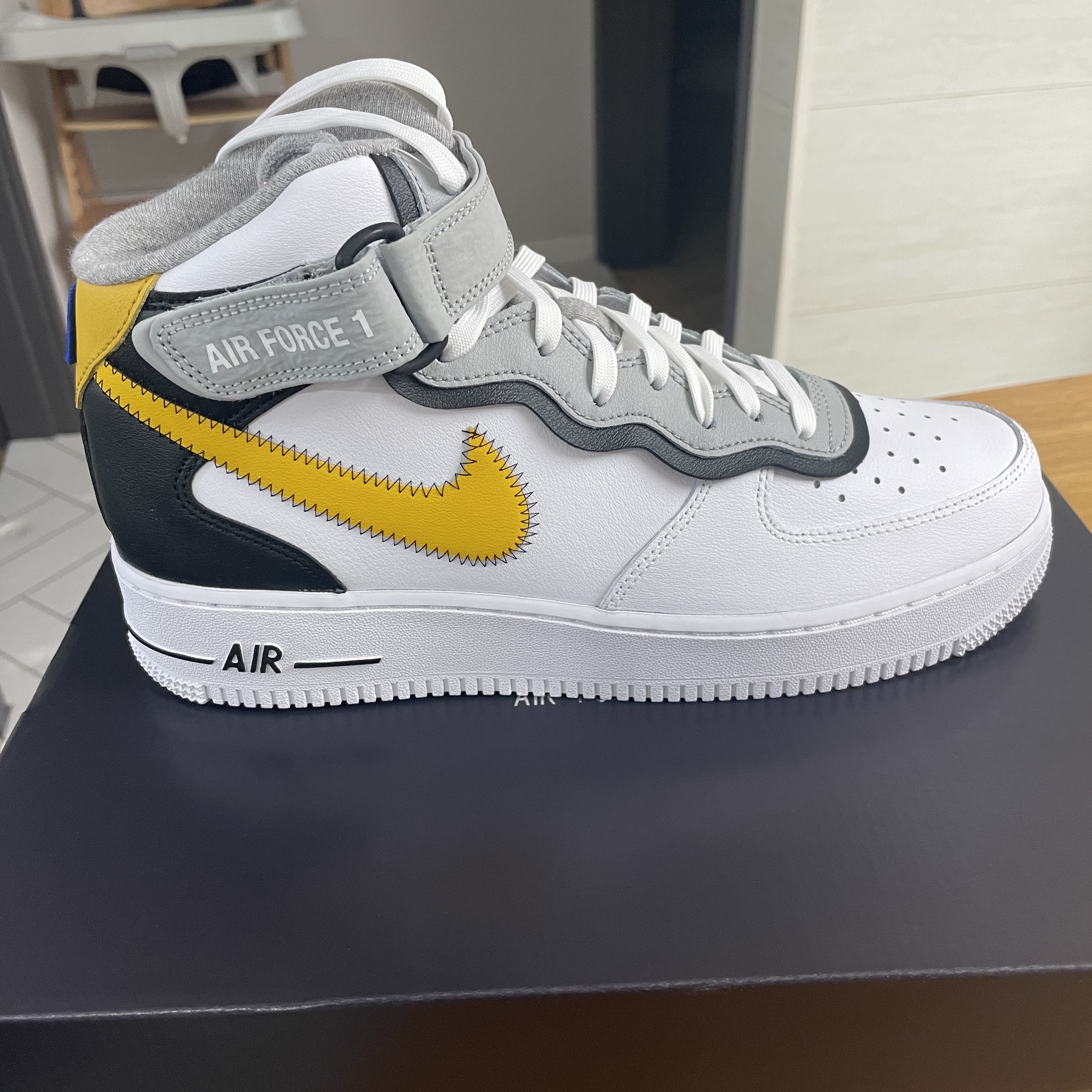 Nike Air Force 1 Mid '07 LV8 Athletic Club White Dark Sulfur 착용 스타일 - 2