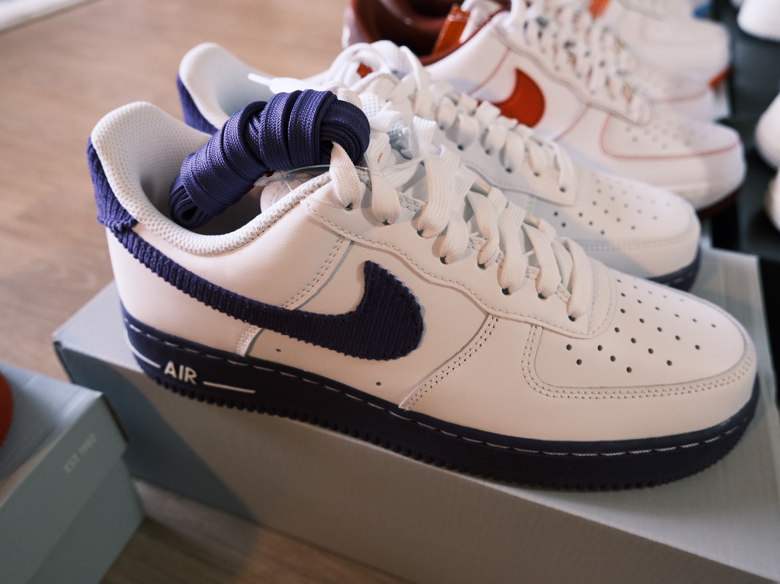Nike Air Force 1 High Sheed Triple White, Nike Air Force 1 Low Black Metallic Gold Removable Swoosh Pack 착용 스타일 - 5