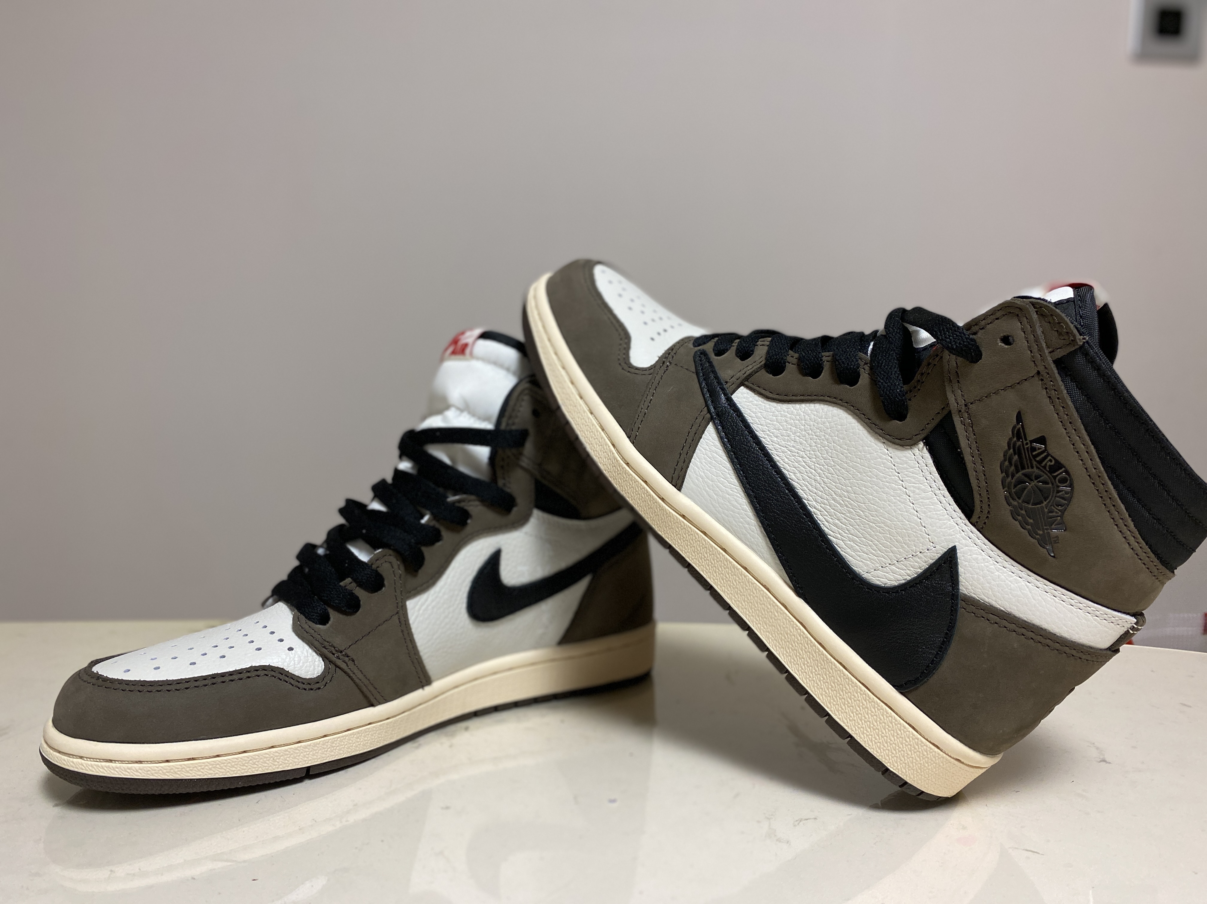 Jordan 1 x Travis Scott Retro High OG SP Mocha 착용 스타일 - 3