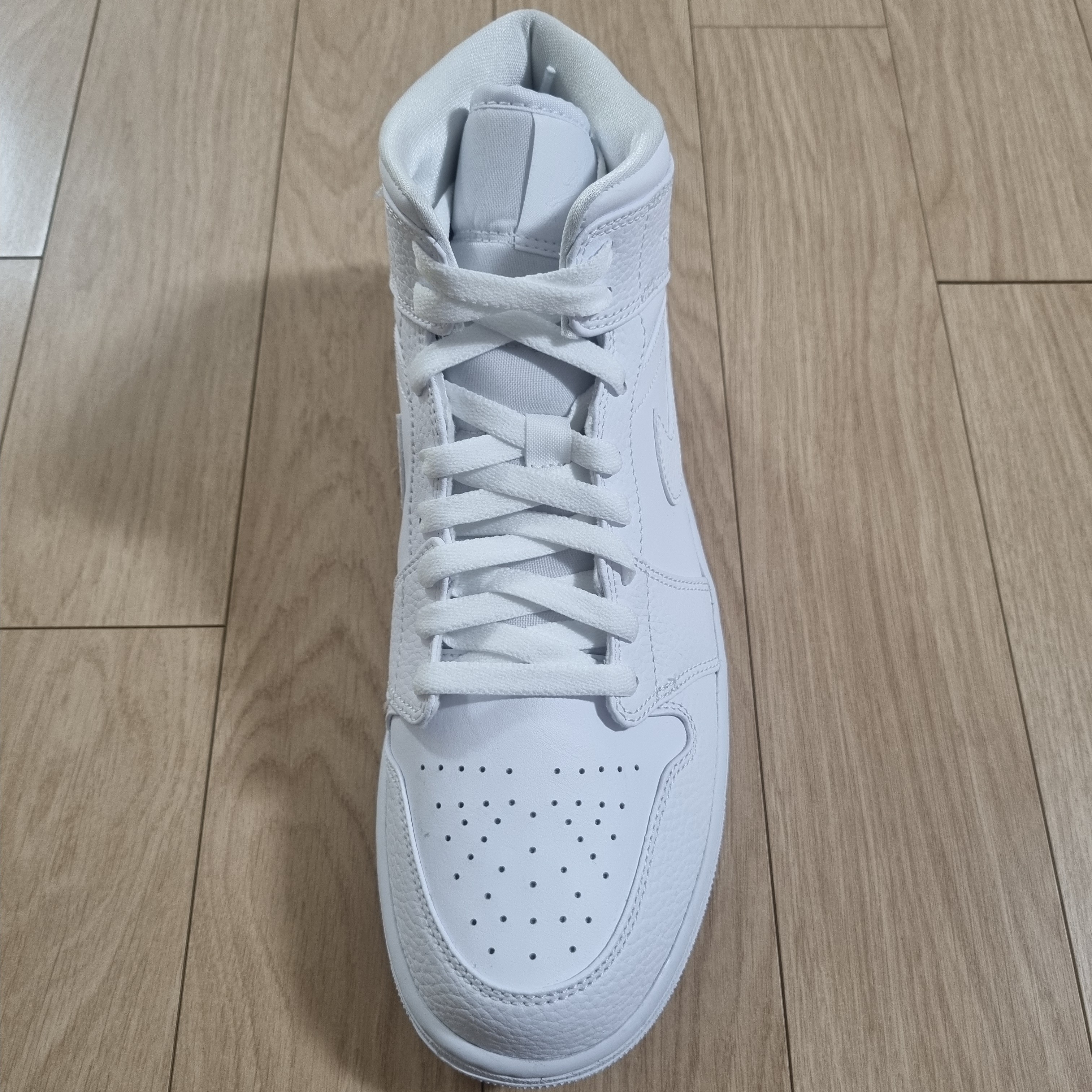 Jordan 1 Mid Triple White 착용 스타일 - 1