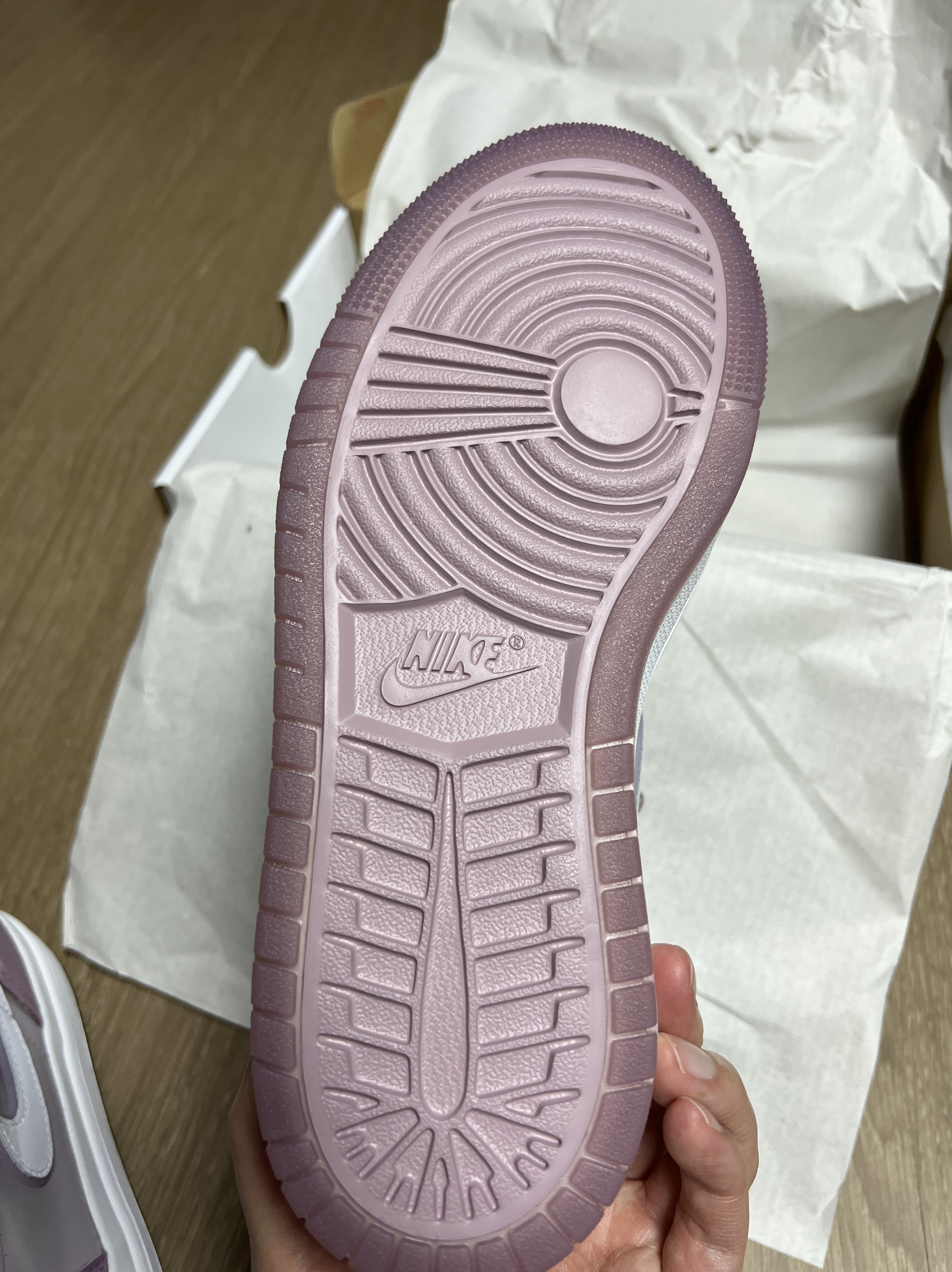 (W) Jordan 1 Acclimate Plum White 착용 스타일 - 5