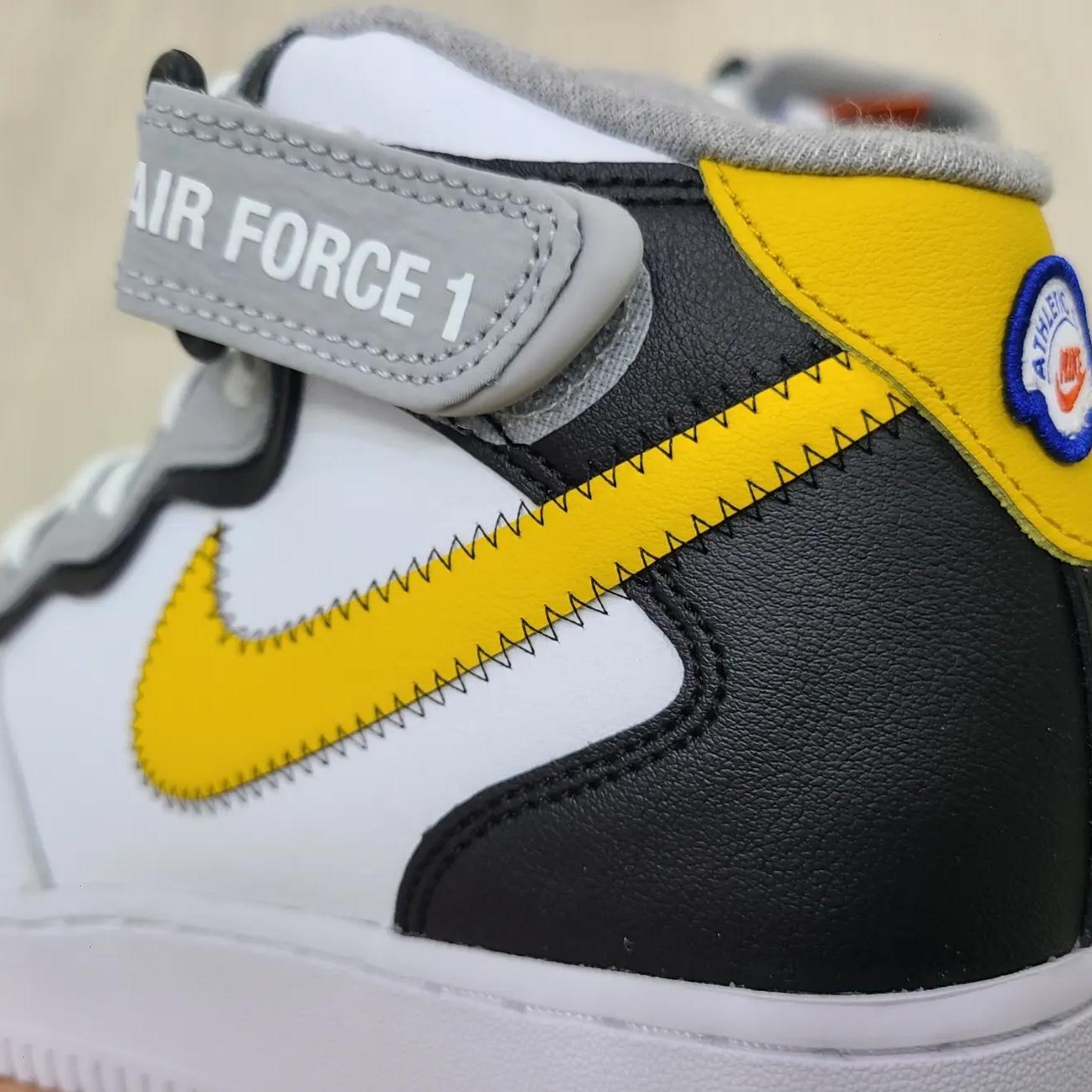 Nike Air Force 1 Mid '07 LV8 Athletic Club White Dark Sulfur 착용 스타일 - 3