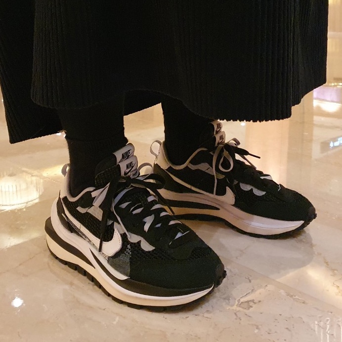 Nike x Sacai VaporWaffle Black White, Jordan 1 Retro High OG Gym Red 착용 스타일 - 2