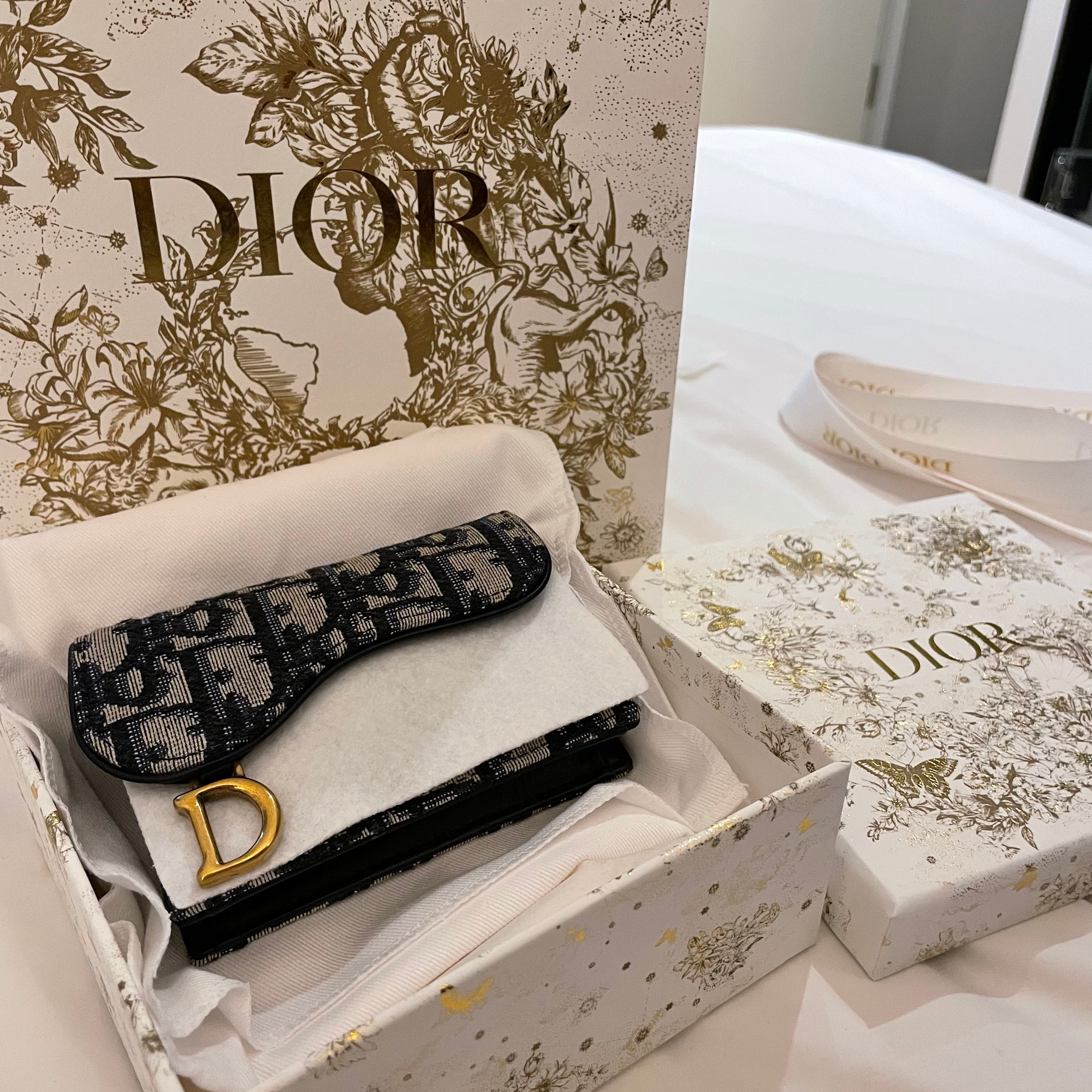 Dior Saddle Flap Card Holder Blue Dior Oblique Jacquard 착용 스타일