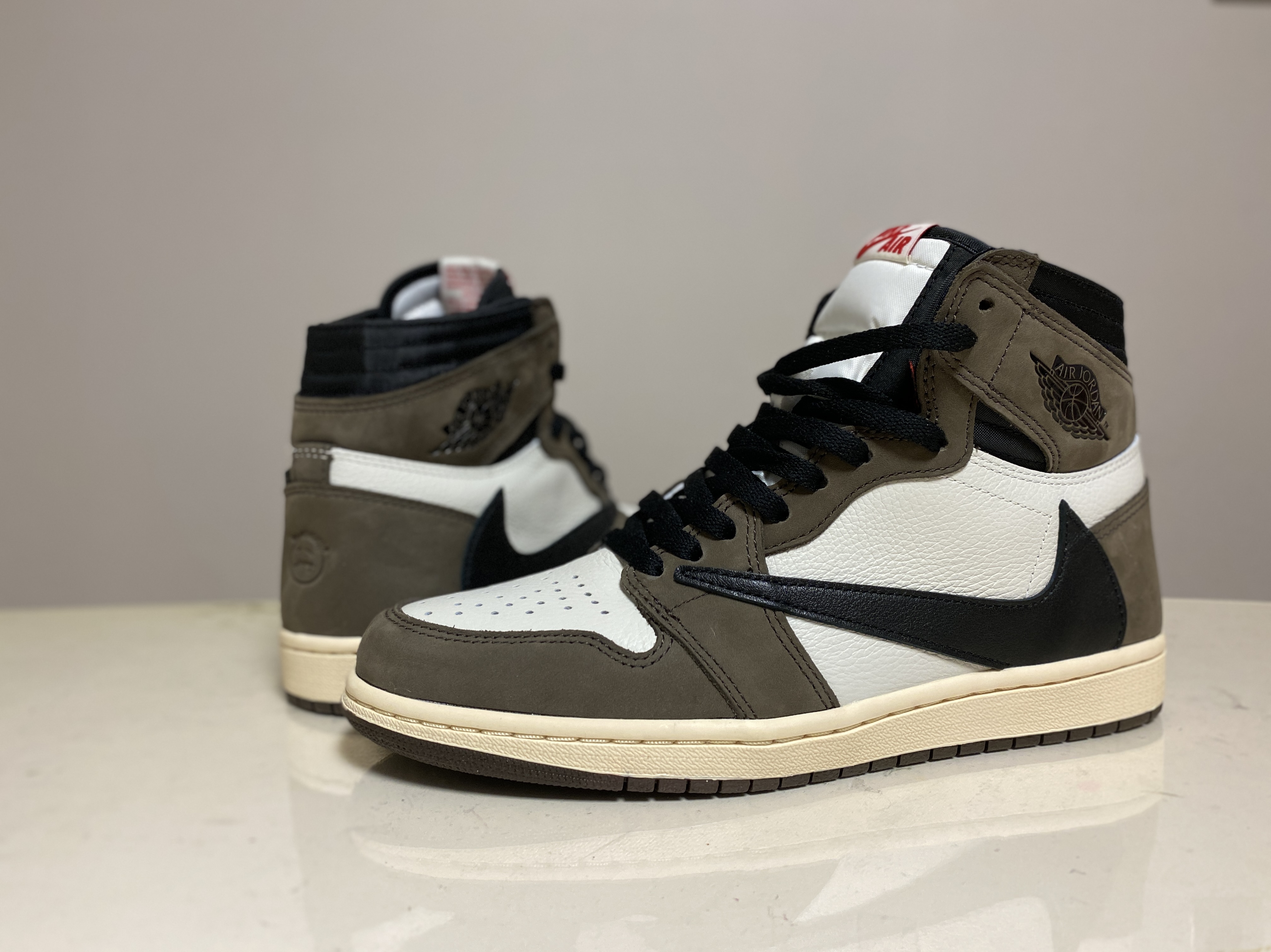 Jordan 1 x Travis Scott Retro High OG SP Mocha 착용 스타일 - 2