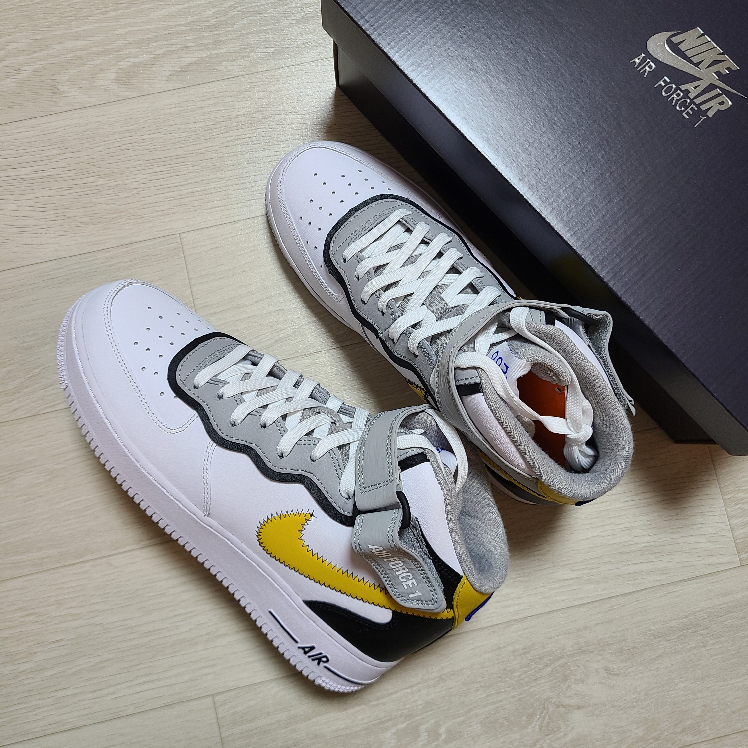 Nike Air Force 1 Mid '07 LV8 Athletic Club White Dark Sulfur 착용 스타일 - 2
