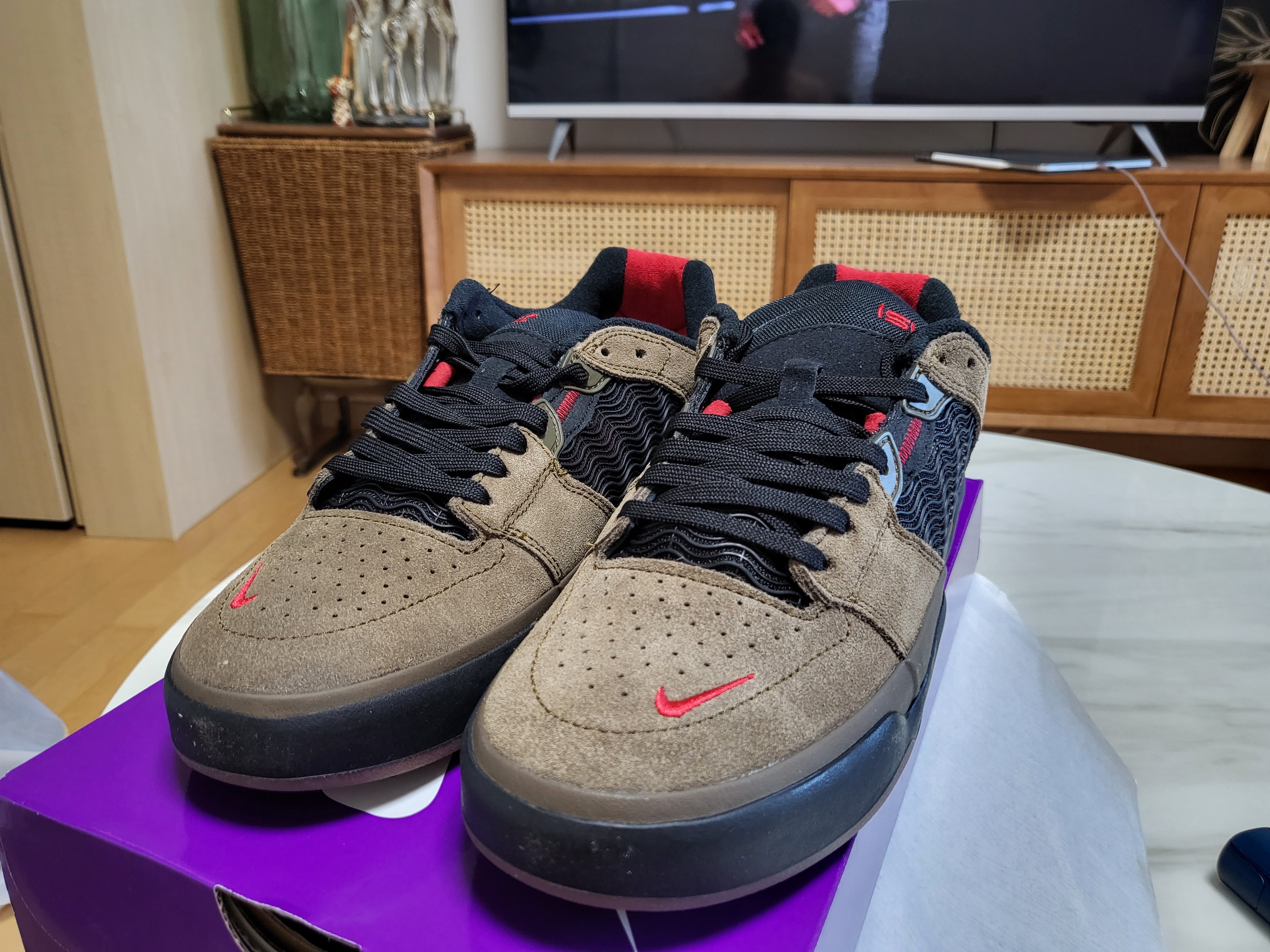 Nike SB Ishod Wair Light Olive 착용 스타일 - 2