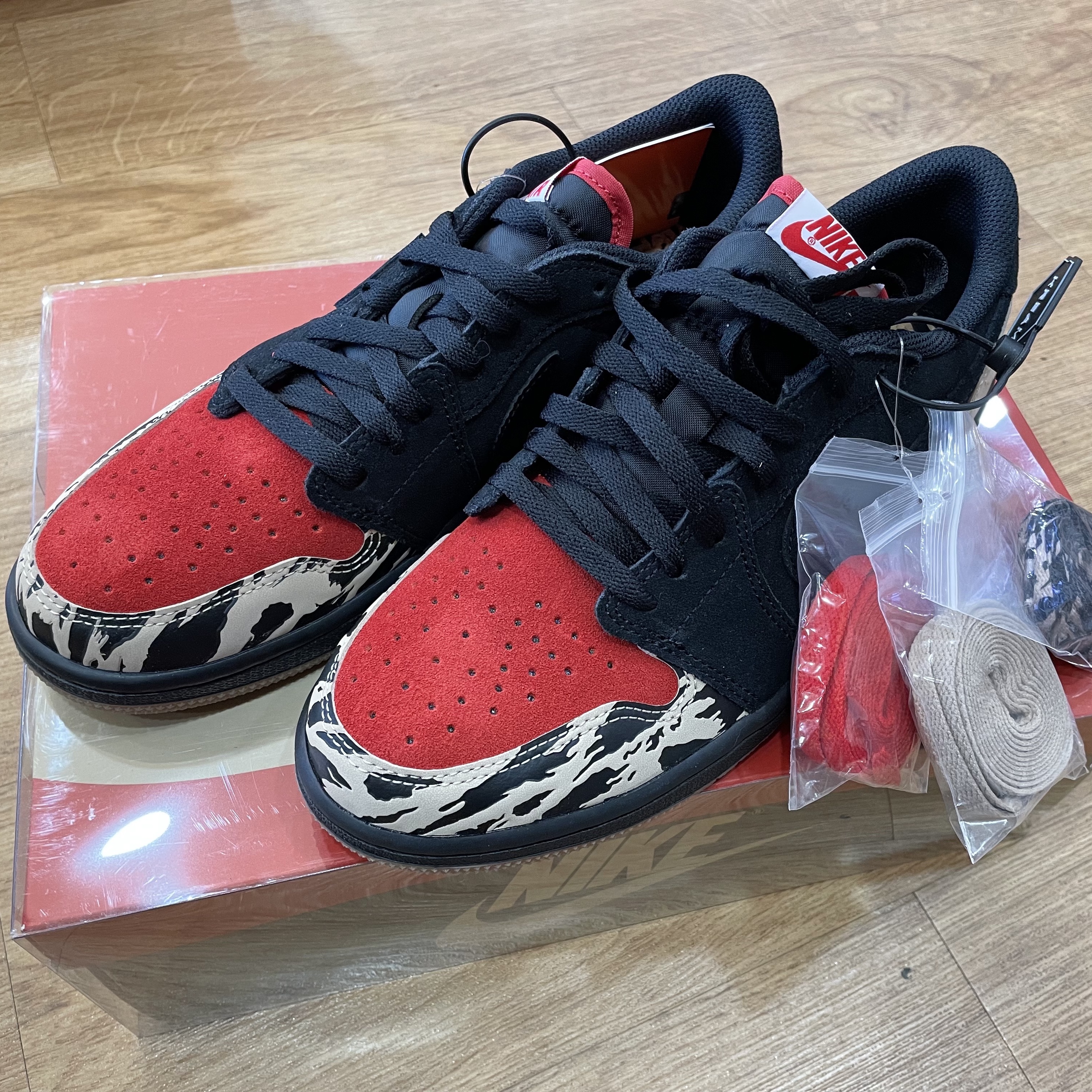 Jordan 1 x SoleFly Retro Low OG SP Black and Sport Red 착용 스타일