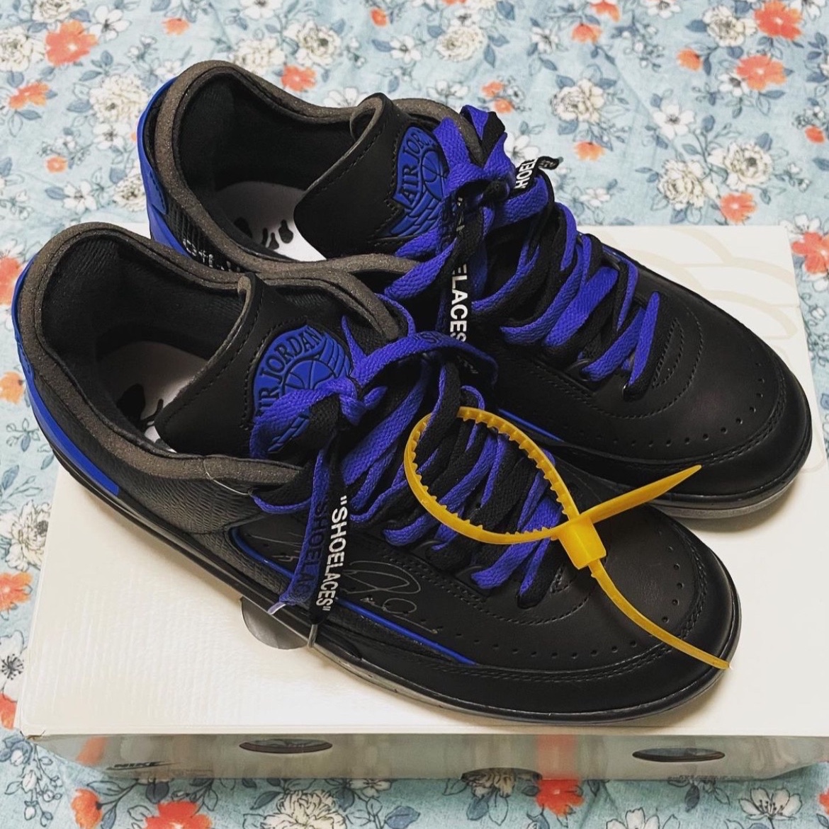Jordan 2 x Off-White Retro Low SP Black and Varsity Royal 착용 스타일