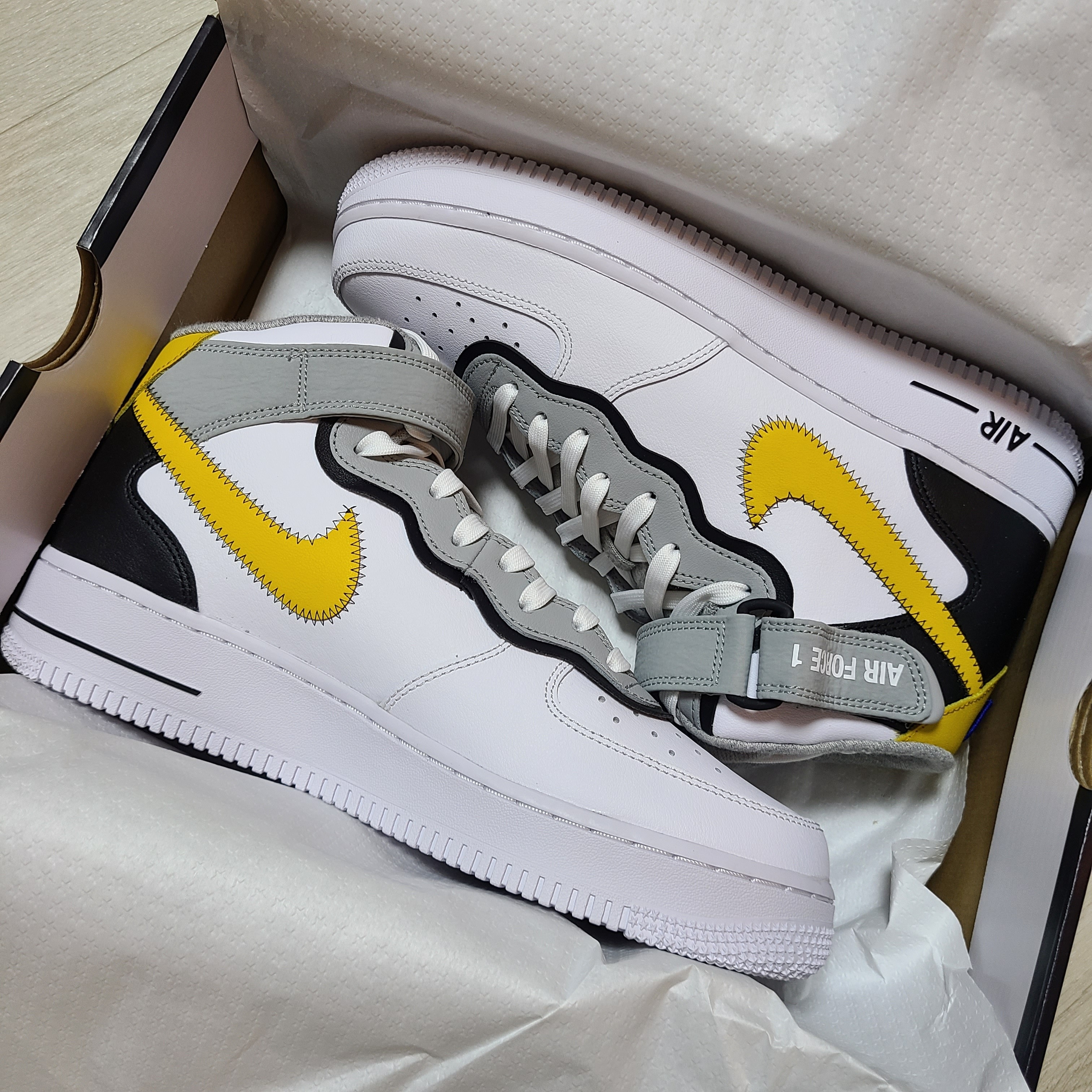 Nike Air Force 1 Mid '07 LV8 Athletic Club White Dark Sulfur 착용 스타일 - 1